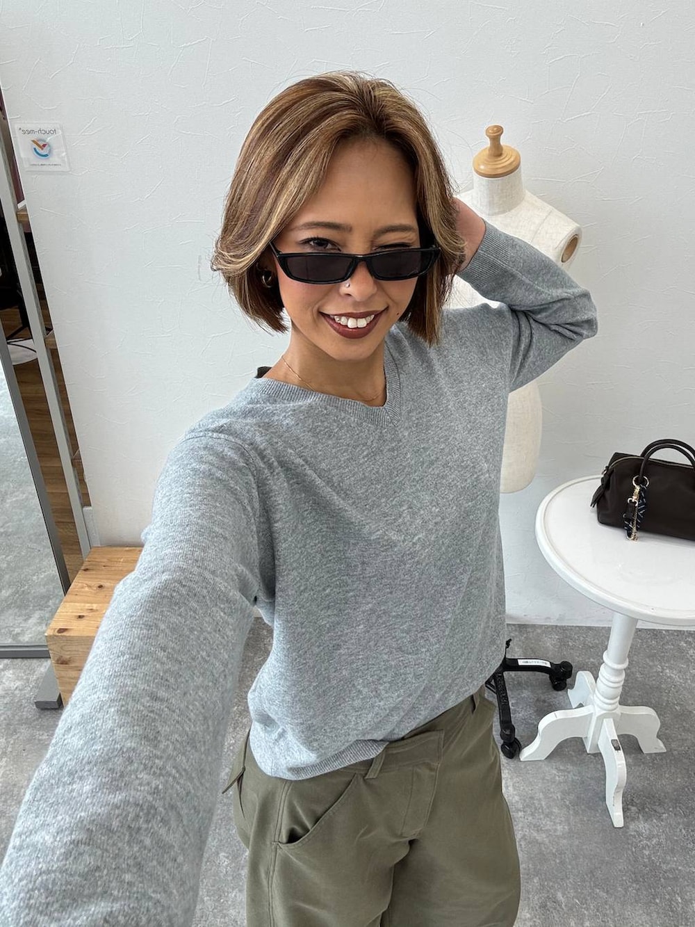 グリーン系のその他パンツを着用したレディースの秋コーディネートの2枚目の写真