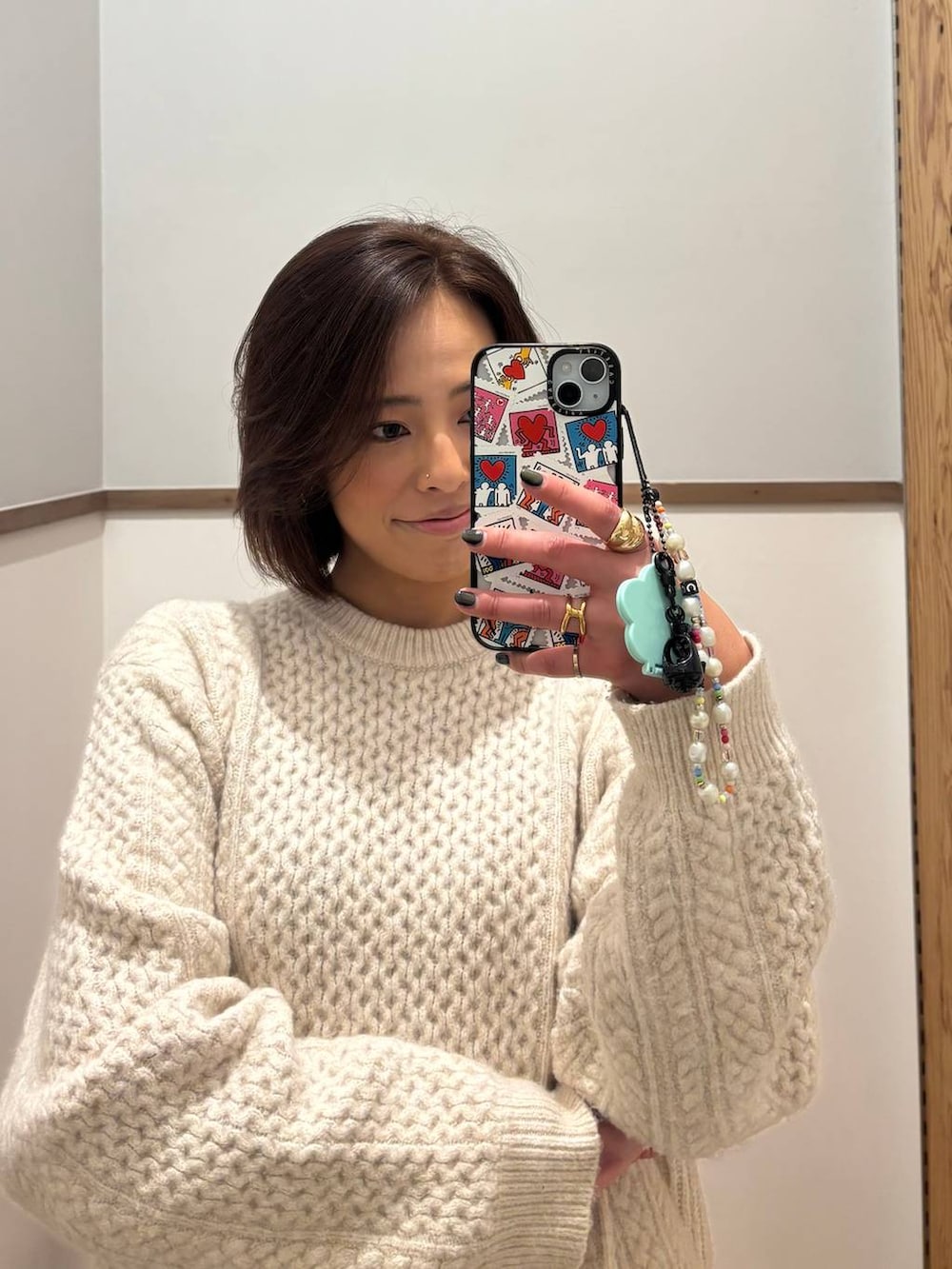 ホワイト系のニット/セーター、グレー系のその他パンツ、ブラック系のブーツを着用したレディースの冬コーディネートの4枚目の写真