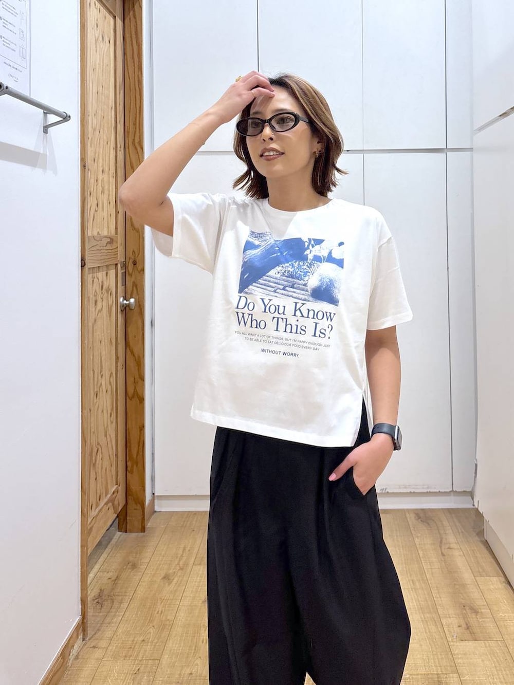 ピンク系のシャツ/ブラウス、ホワイト系のTシャツ/カットソー、ブラック系のその他パンツを着用したレディースの春コーディネートの3枚目の写真