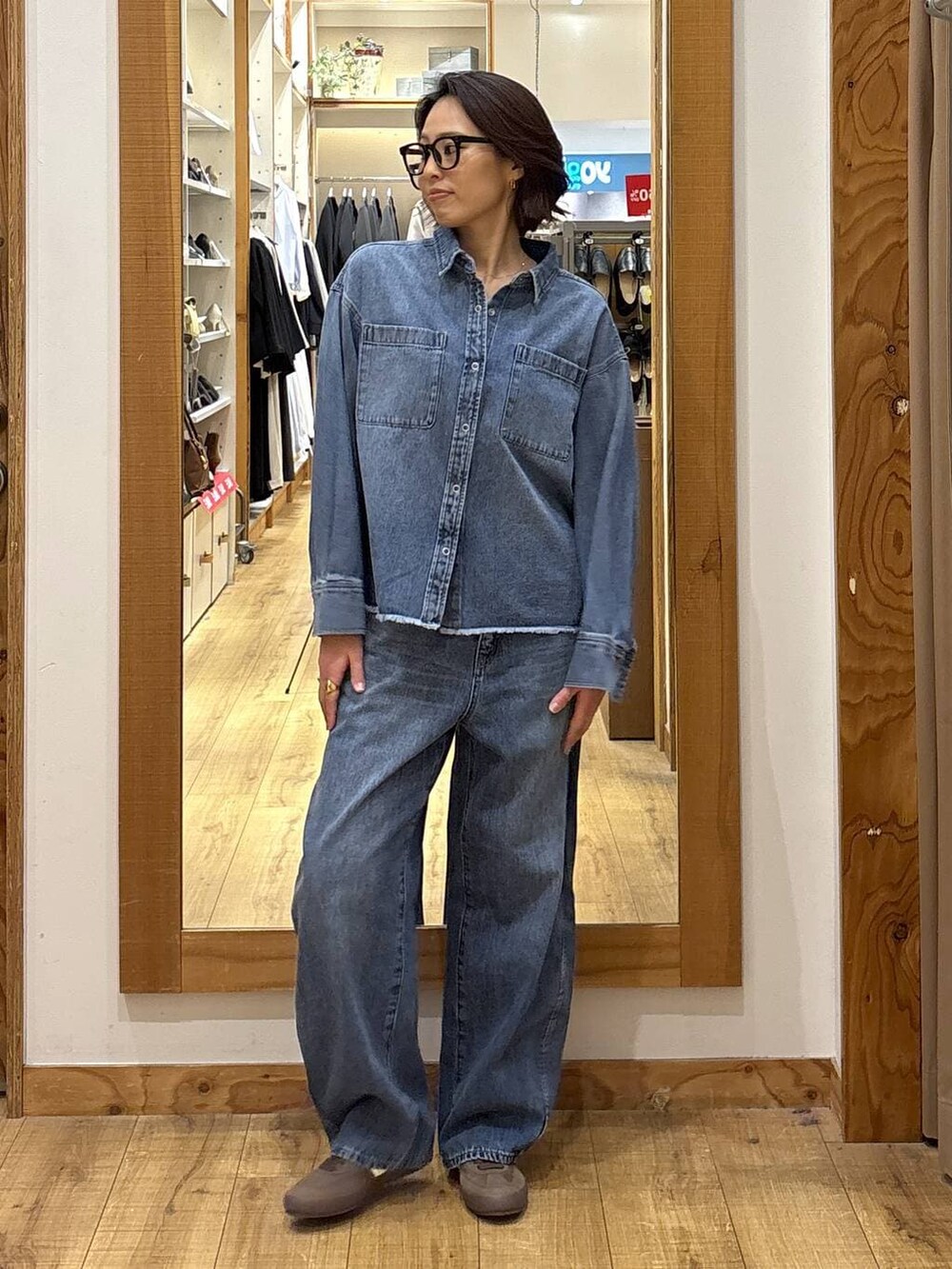 ブラウン系のスニーカー、ブルー系のシャツ/ブラウス、ブルー系のデニムパンツを着用したレディースの冬コーディネートの2枚目の写真