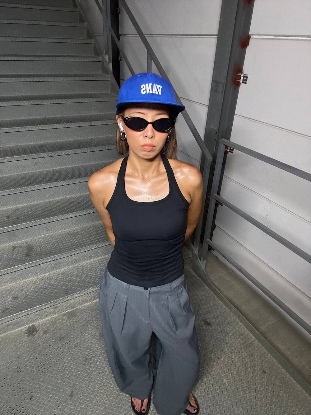 グレー系のその他パンツ、ブラック系のサンダルを着用したレディースの夏コーディネートの4枚目の写真