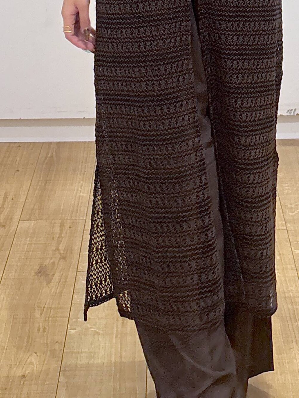 ブラック系のキャミソール、ブラウン系のその他パンツ、ブラック系のサンダルを着用したレディースの夏コーディネートの4枚目の写真