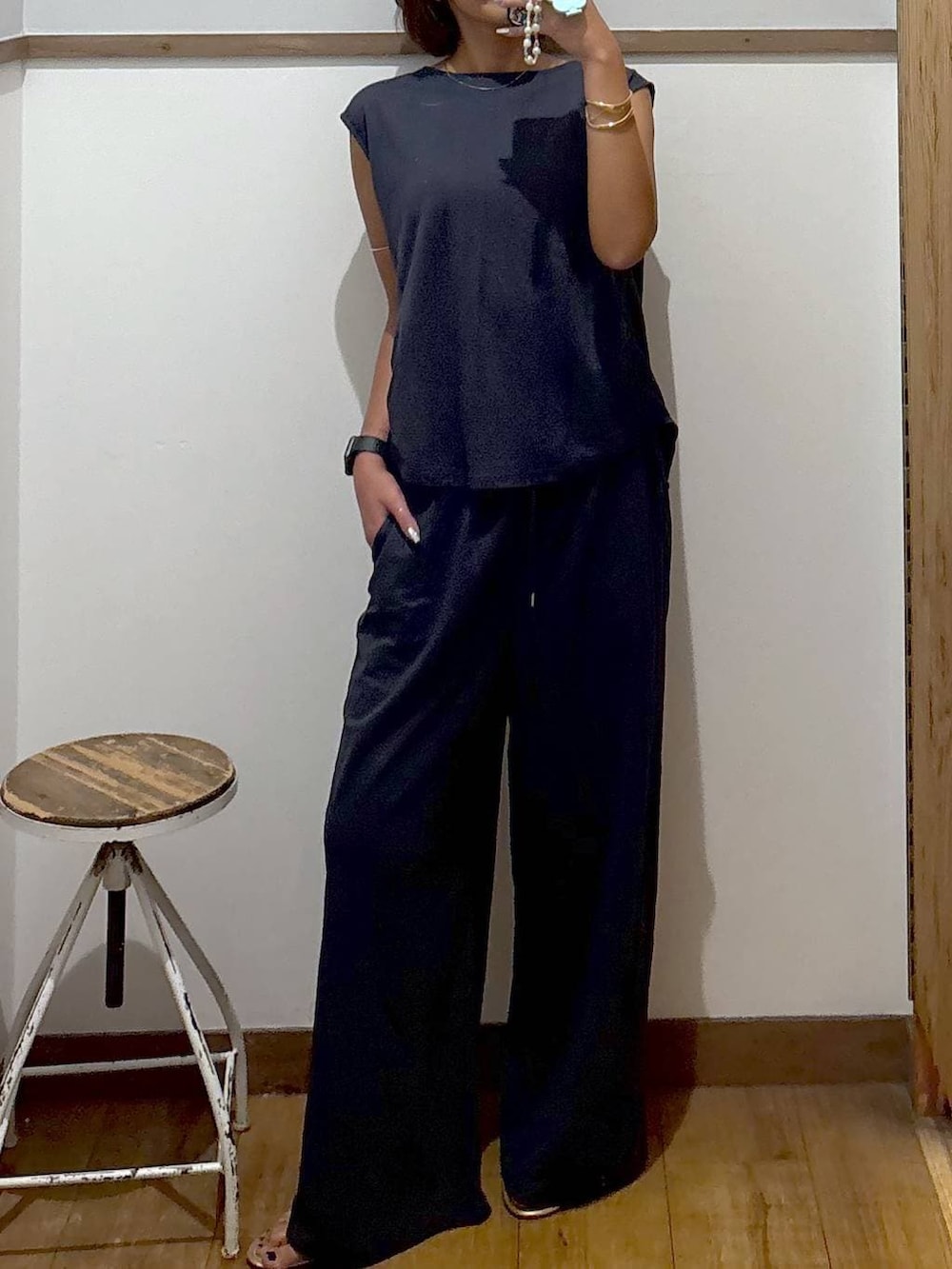 ブルー系のTシャツ/カットソー、ブルー系のその他パンツを着用したレディースの夏コーディネートの2枚目の写真