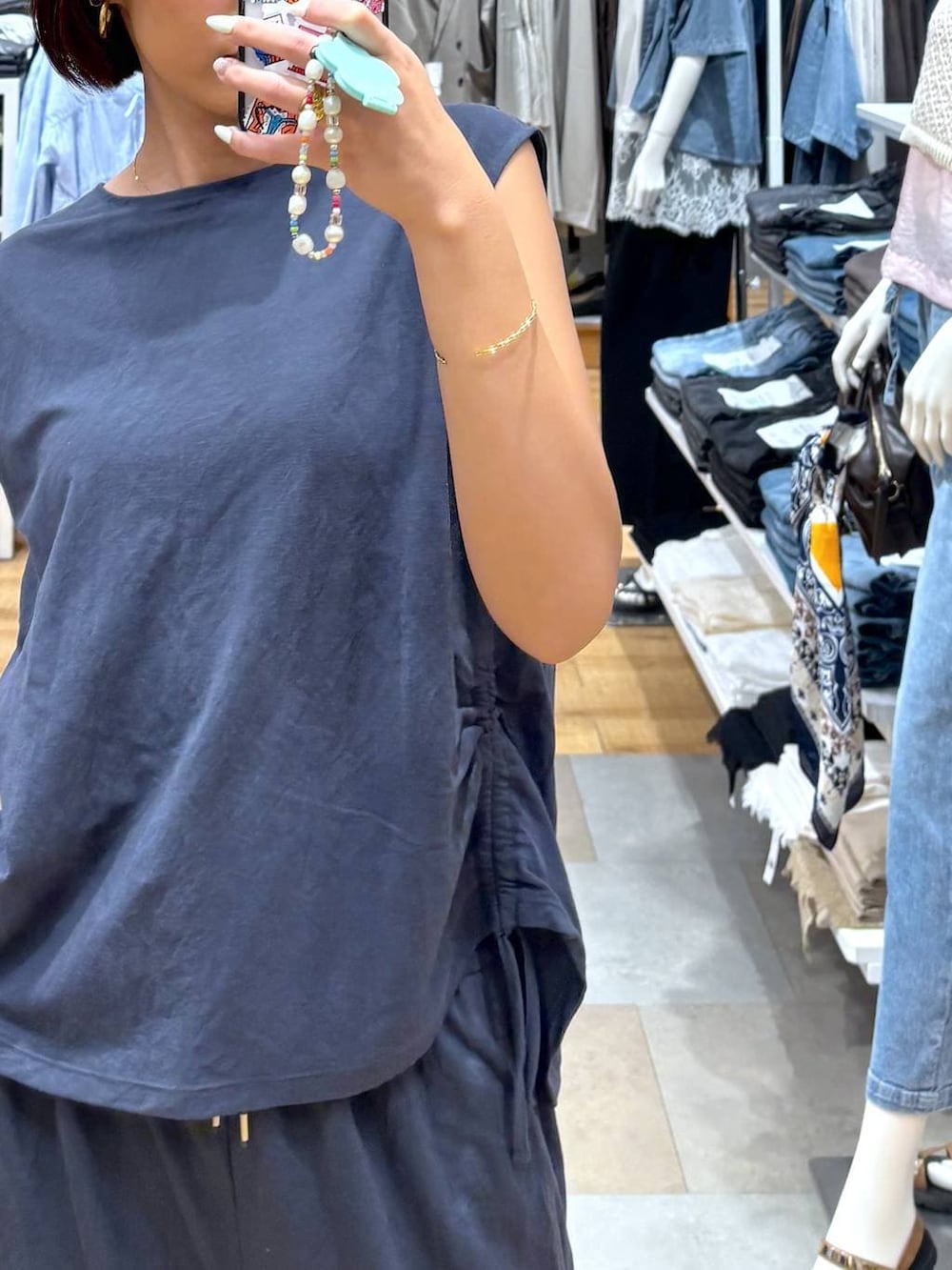 ブルー系のTシャツ/カットソーを着用したレディースの夏コーディネートの6枚目の写真