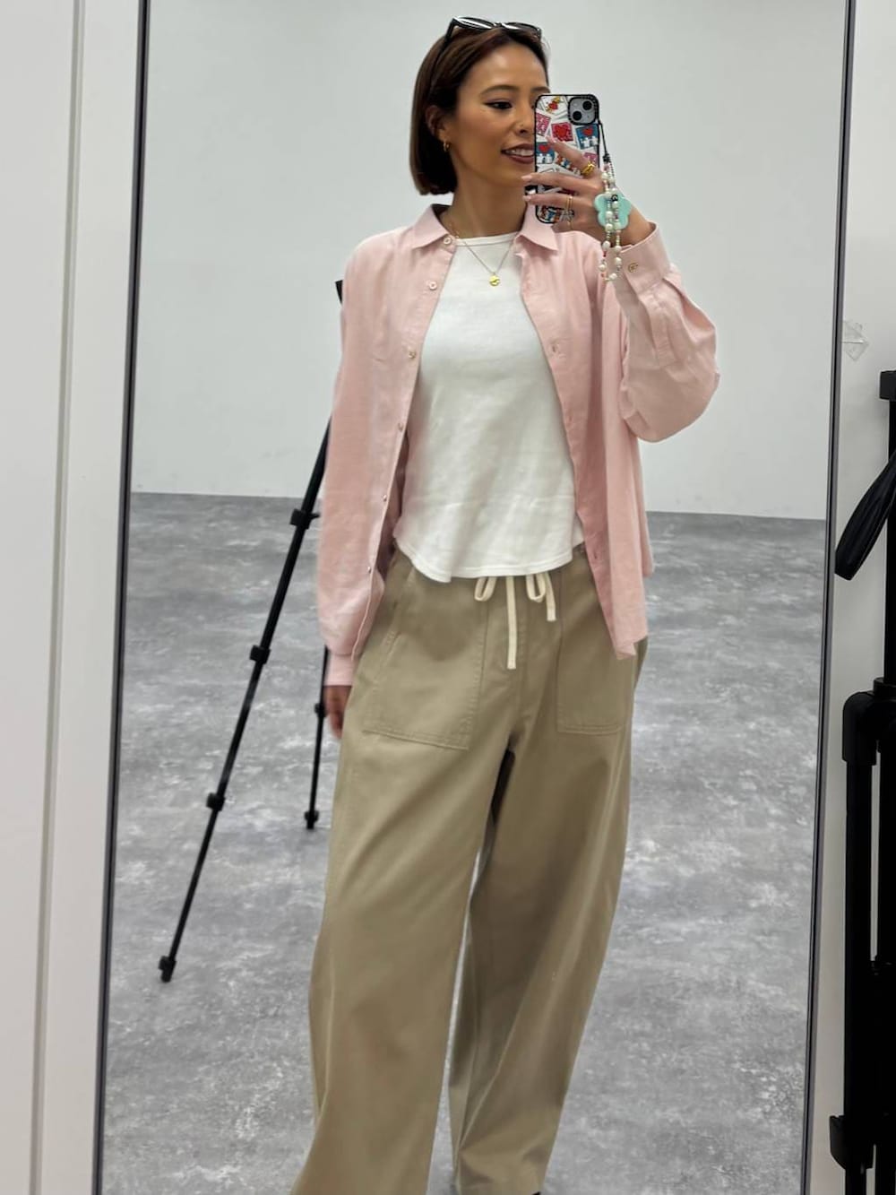 ピンク系のシャツ/ブラウス、ベージュ系のその他パンツ、ゴールド系のネックレスを着用したレディースの春コーディネートの2枚目の写真