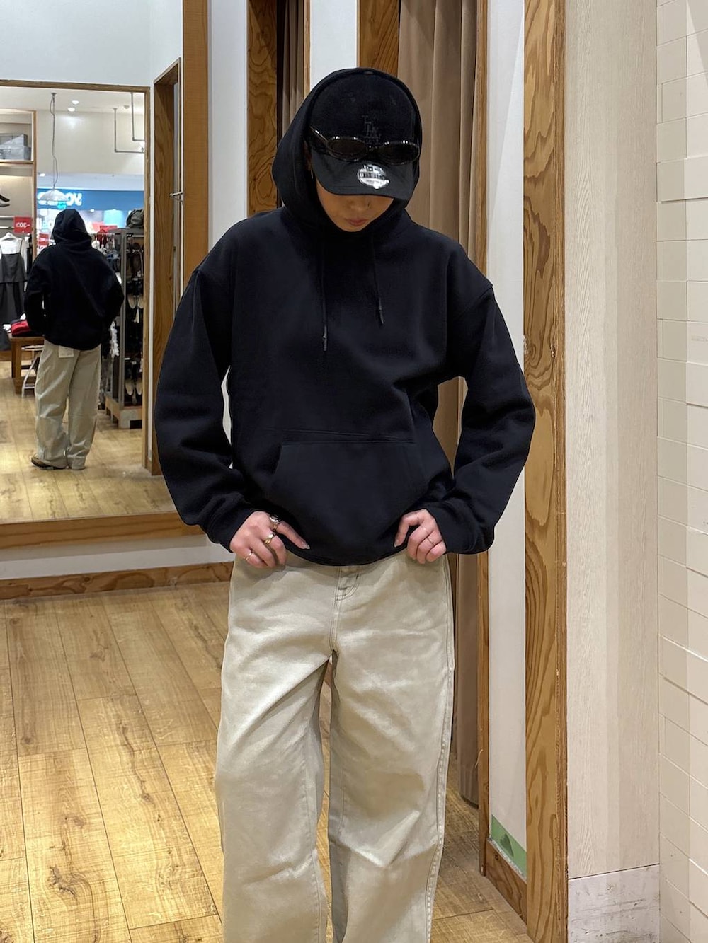 ベージュ系のデニムパンツ、ベージュ系のローファー、ホワイト系のTシャツ/カットソーを着用したレディースの秋コーディネートの6枚目の写真