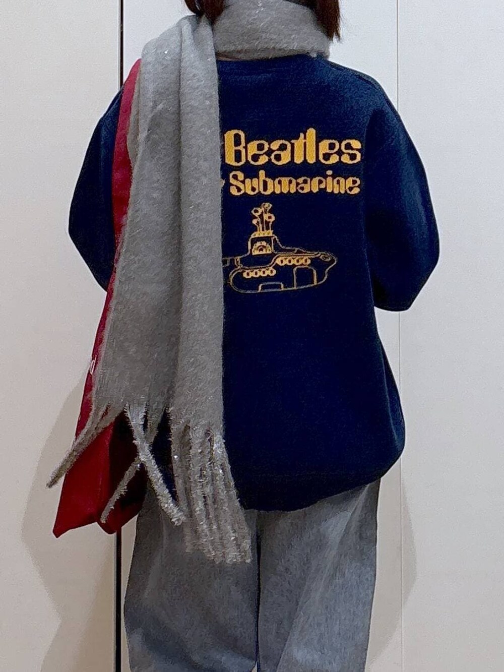 ブルー系のデニムパンツ、ホワイト系のTシャツ/カットソー、レッド系のトートバッグを着用したレディースの冬コーディネートの7枚目の写真