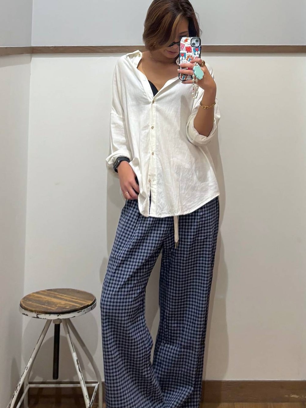 ホワイト系のシャツ/ブラウス、ブルー系のその他パンツを着用したレディースの夏コーディネートの3枚目の写真