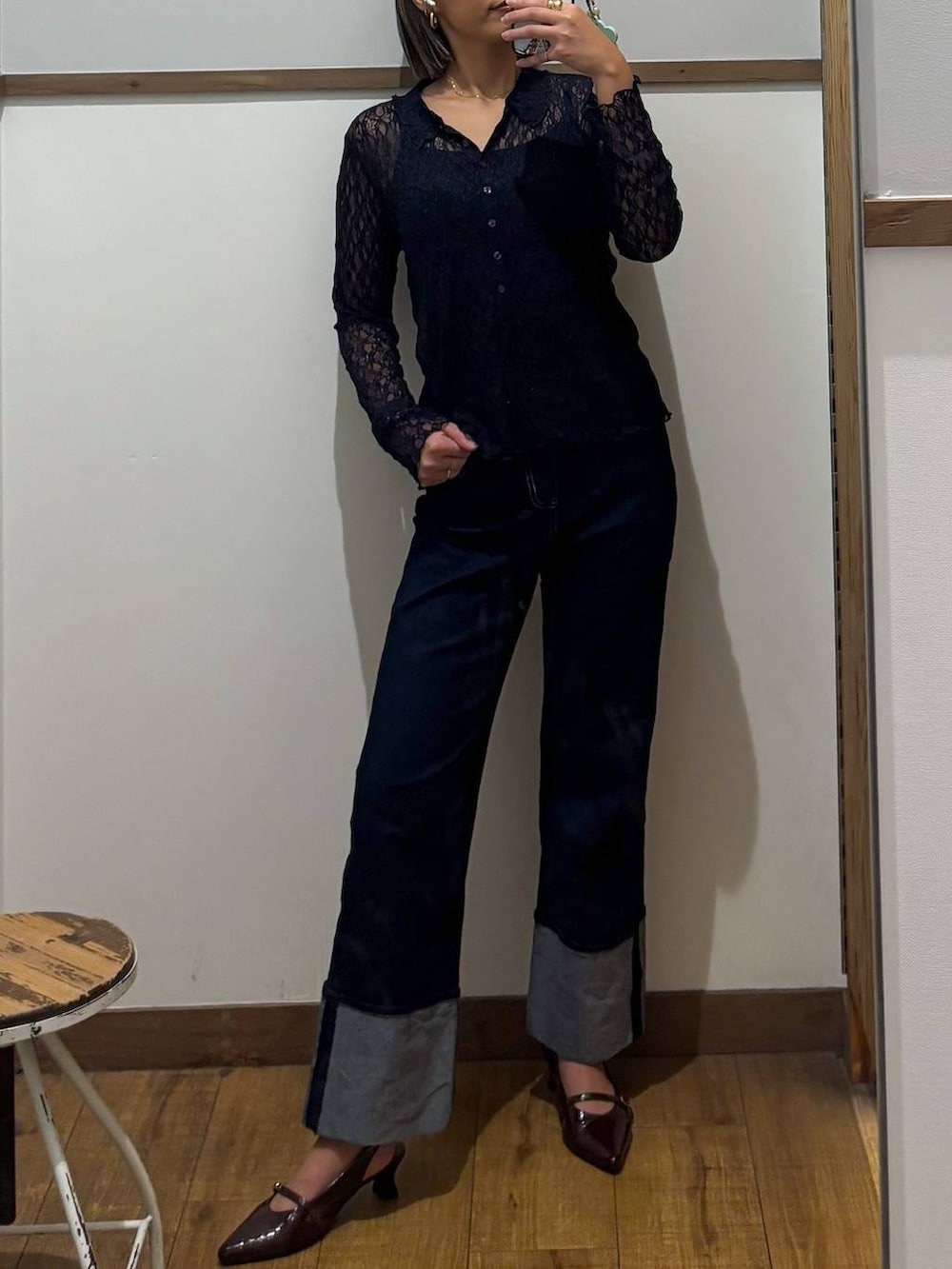 ブルー系のデニムパンツ、ブルー系のシャツ/ブラウス、レッド系のその他シューズを着用したレディースの秋コーディネートの2枚目の写真