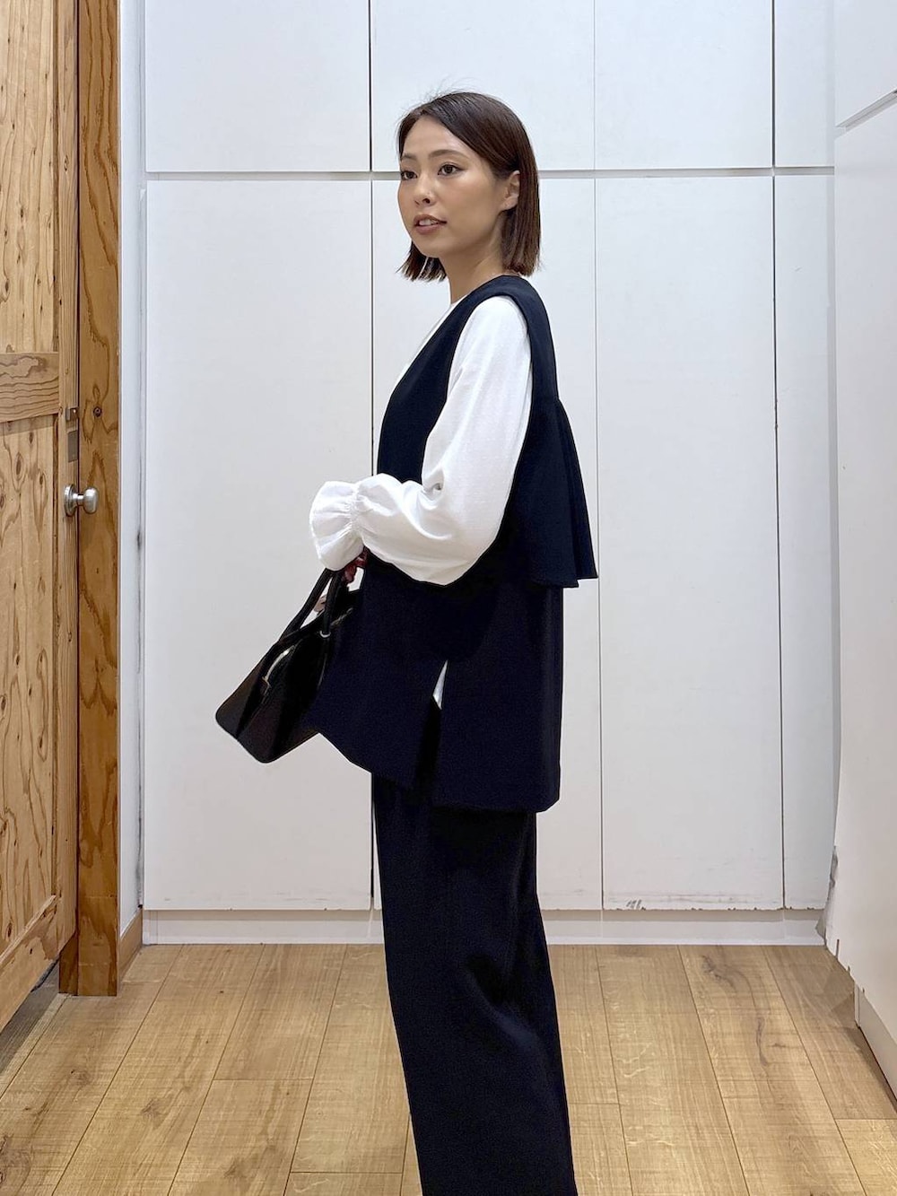 ブラック系のローファー、ブラック系のショルダーバッグ、ブルー系のセットアップを着用したレディースの冬コーディネートの5枚目の写真