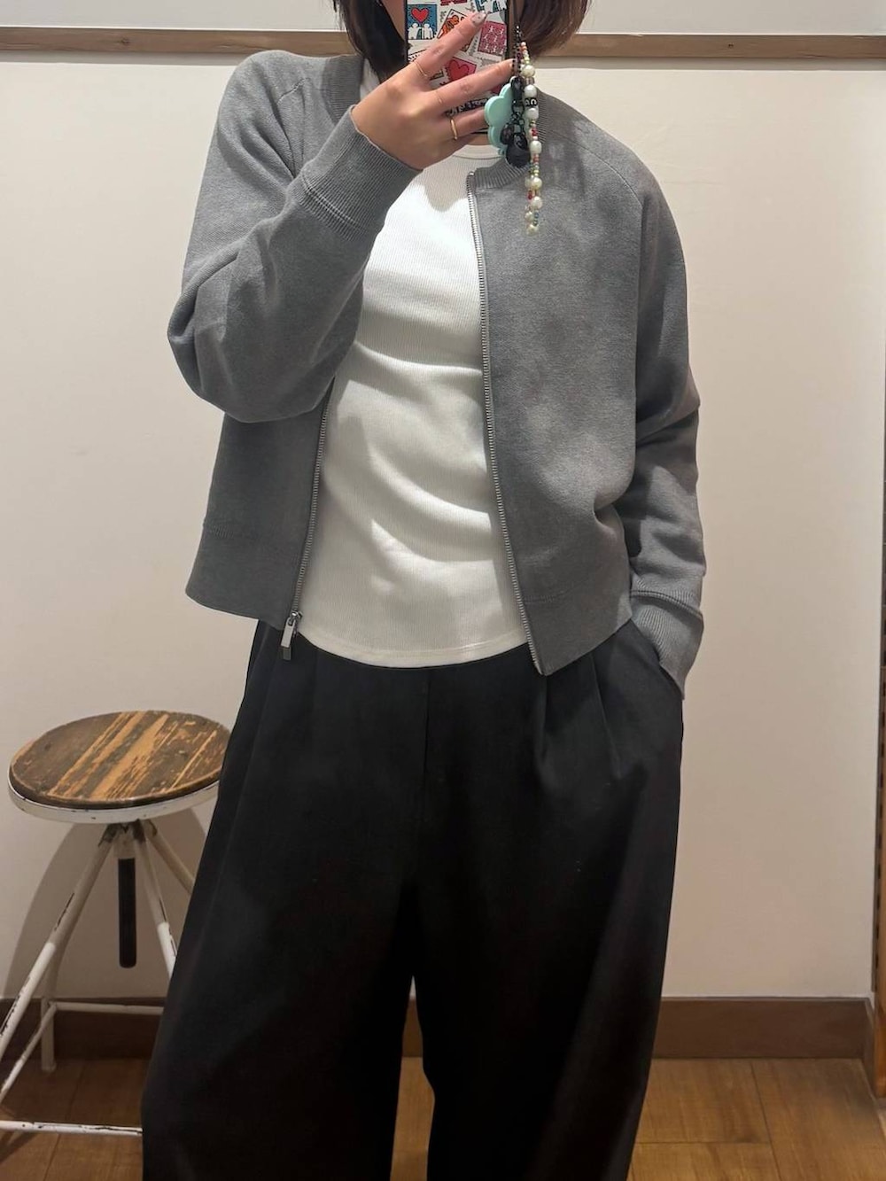 グレー系のその他パンツ、グレー系のカーディガン/ボレロ、シルバー系のピアス（両耳用）を着用したレディースの冬コーディネートの3枚目の写真