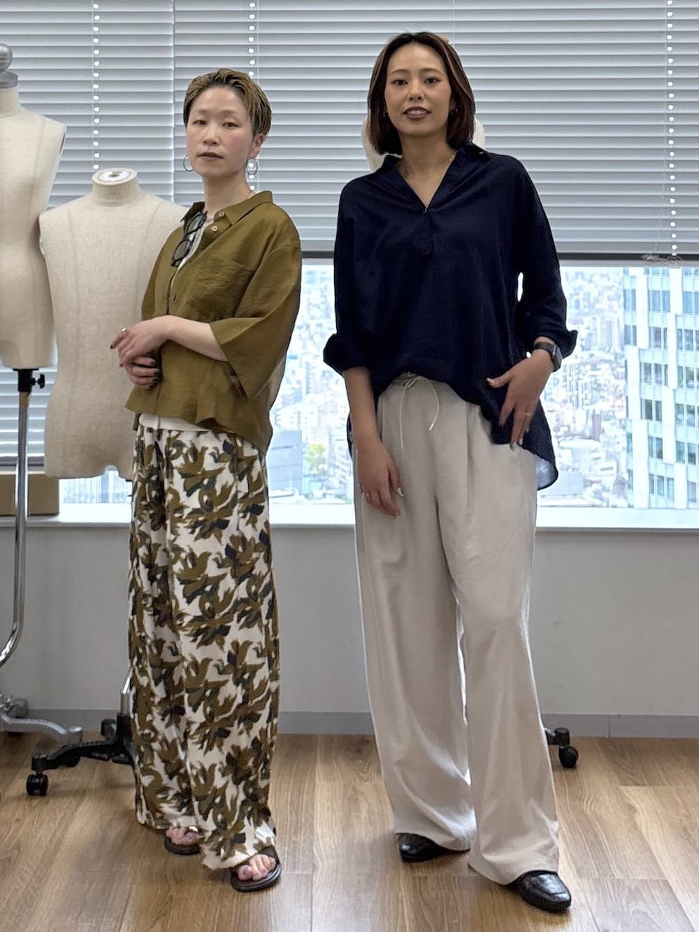 ブラック系のローファー、ブルー系のシャツ/ブラウス、ベージュ系のTシャツ/カットソーを着用したレディースの春コーディネートの2枚目の写真