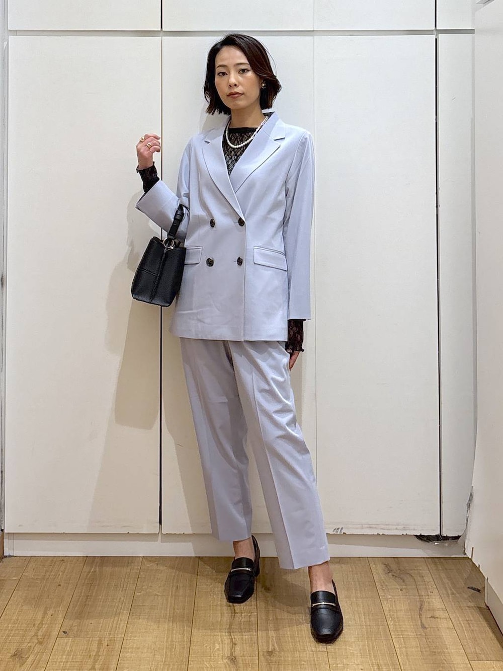 ブラック系のローファー、ブラック系のTシャツ/カットソー、ブルー系のスラックスを着用したレディースの冬コーディネートの5枚目の写真