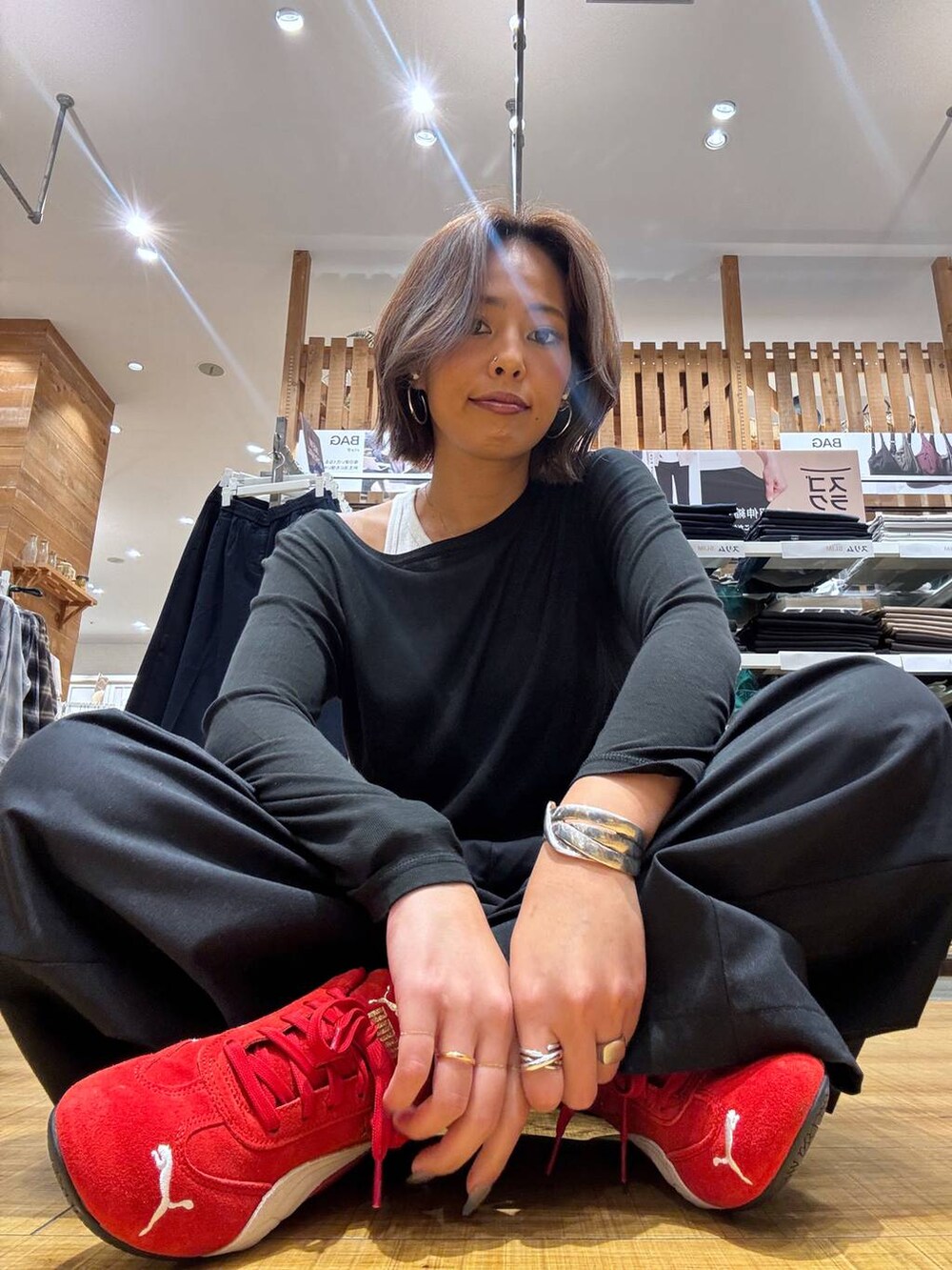 ブラック系のTシャツ/カットソー、ブラック系のその他パンツを着用したレディースの秋コーディネートの5枚目の写真