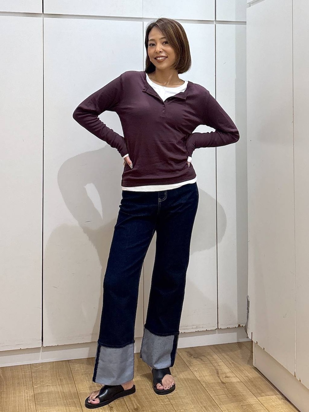 レッド系のTシャツ/カットソー、ホワイト系のTシャツ/カットソー、ブルー系のデニムパンツを着用したレディースの秋コーディネートの4枚目の写真