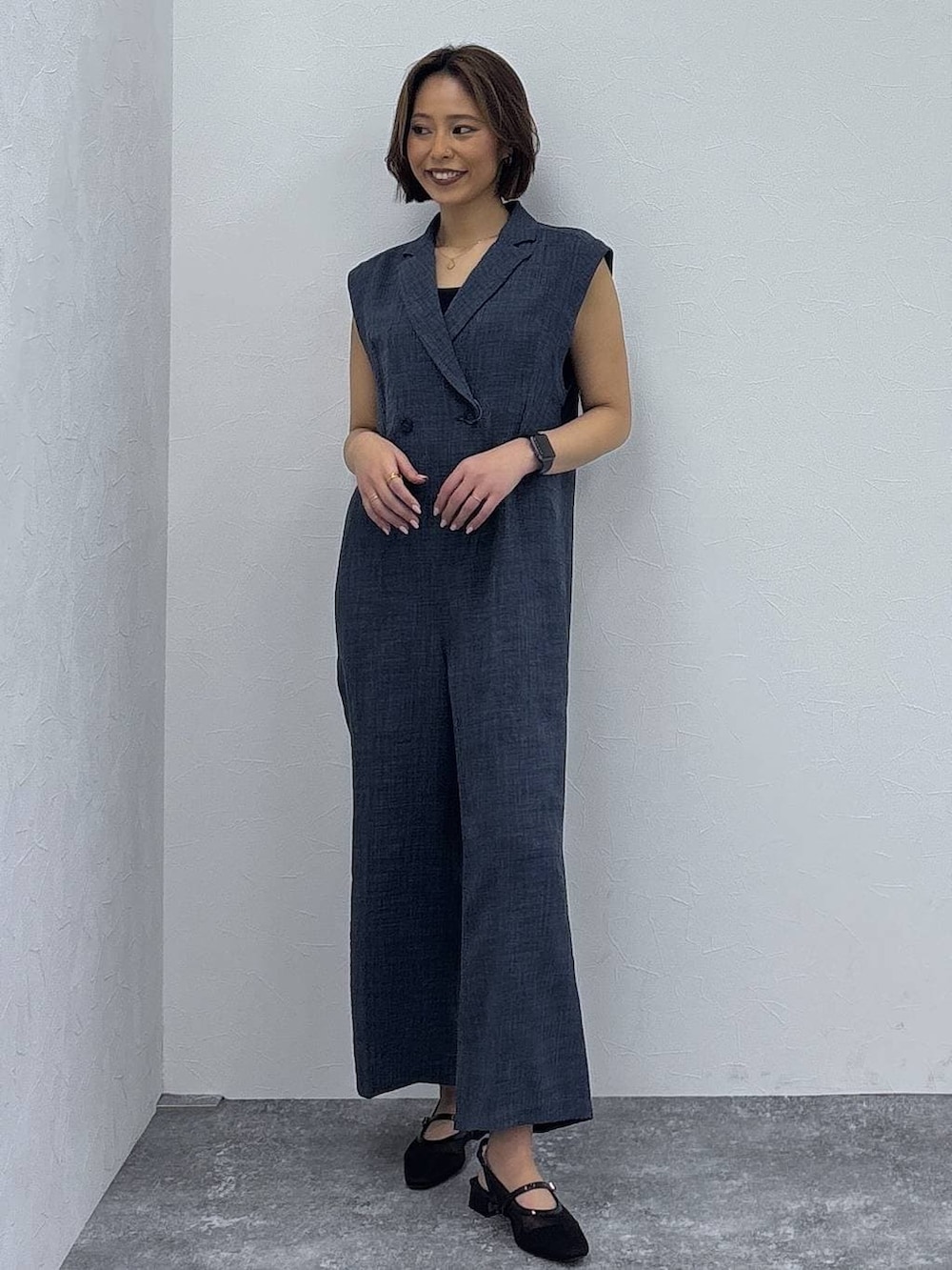 ブラック系のキャミソール、ブラック系のパンプス、ブルー系のつなぎ/オールインワンを着用したレディースの春コーディネートの2枚目の写真