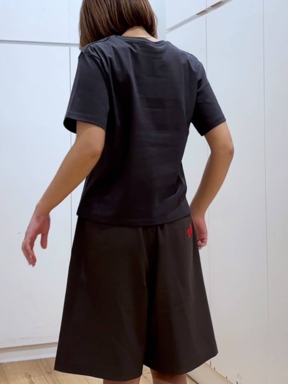 グレー系のTシャツ/カットソー、ベージュ系のその他パンツを着用したレディースの春コーディネートの4枚目の写真