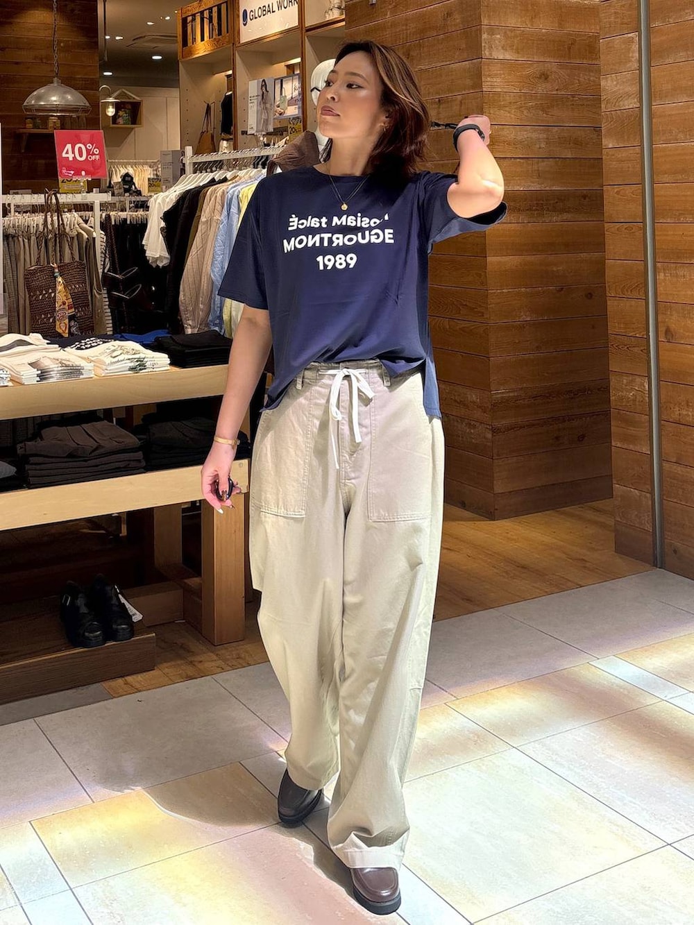 ブラウン系のローファー、ベージュ系のその他パンツ、ブルー系のTシャツ/カットソーを着用したレディースの春コーディネートの3枚目の写真