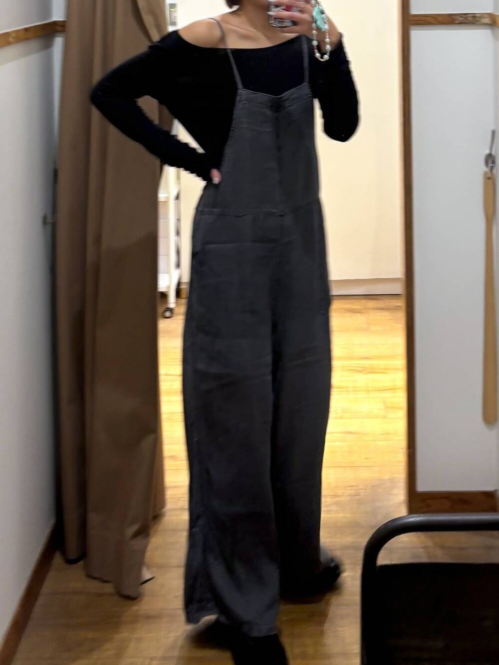 ブラック系のサロペット/オーバーオールを着用したレディースの春コーディネートの7枚目の写真