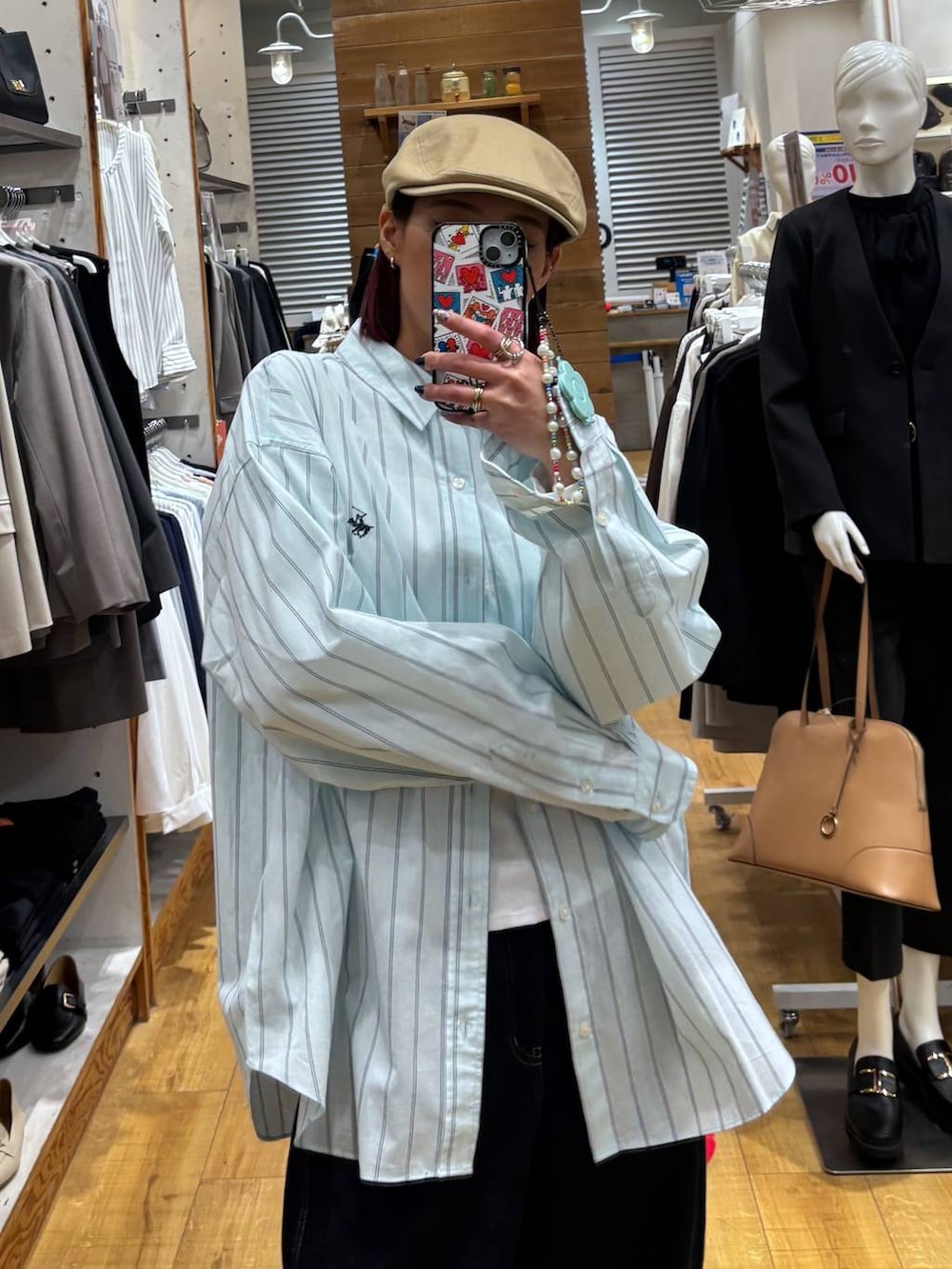 ベージュ系のローファー、ブルー系のデニムパンツを着用したレディースの春コーディネートの6枚目の写真