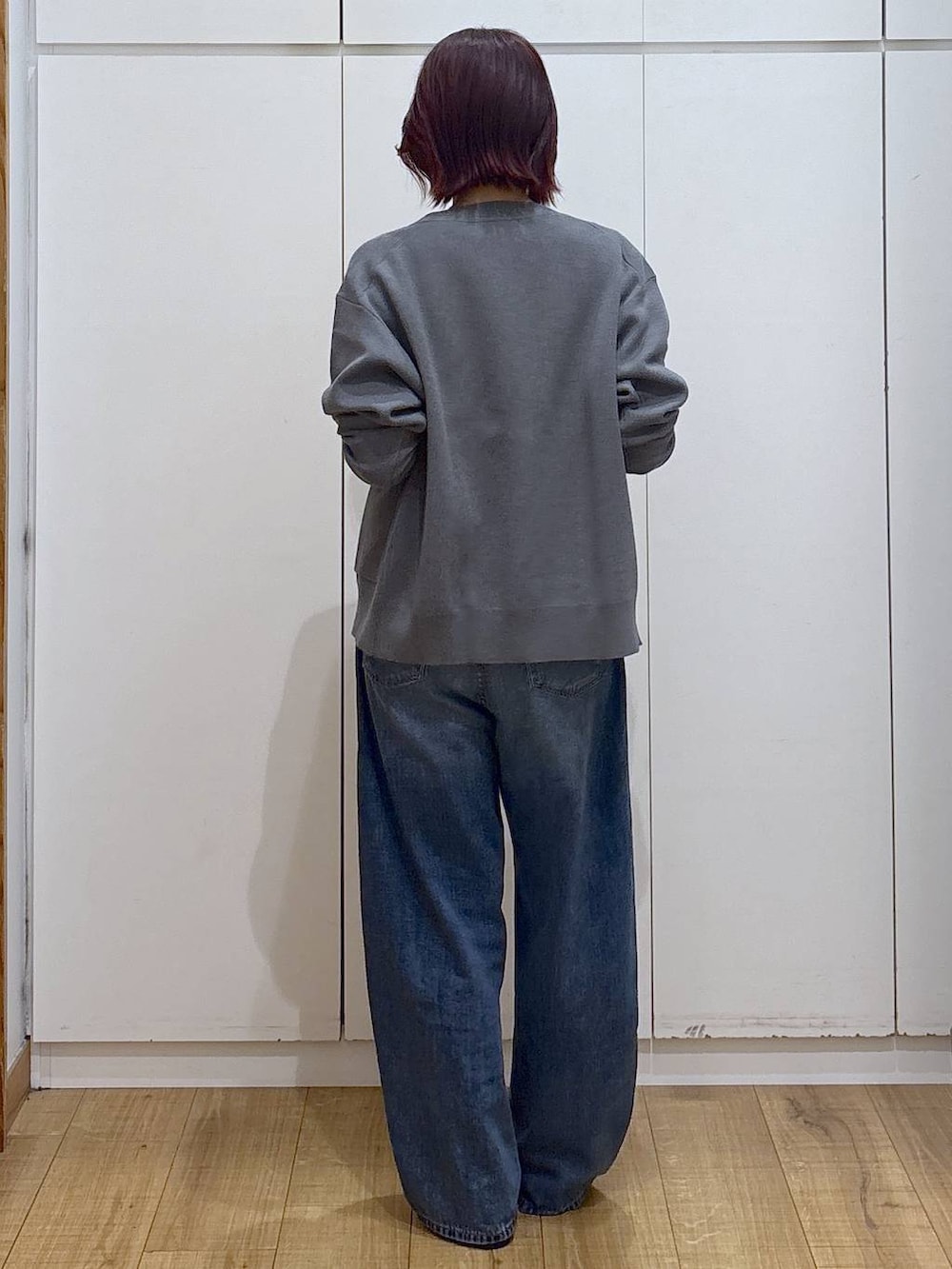 ブラック系のローファー、ブルー系のデニムパンツ、グレー系のカーディガン/ボレロを着用したレディースの春コーディネートの4枚目の写真