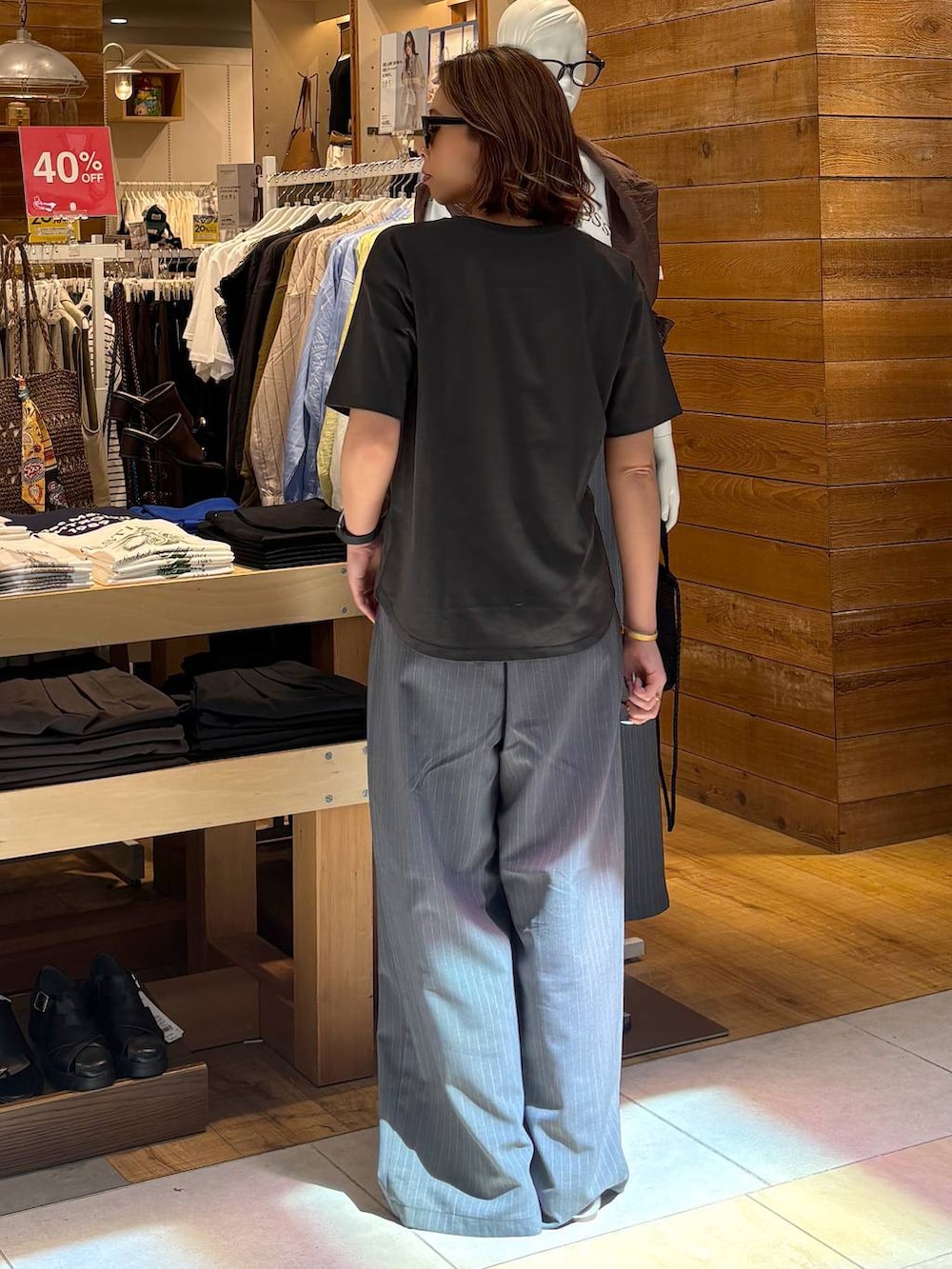 シルバー系のパンプス、グレー系のその他パンツ、グレー系のTシャツ/カットソーを着用したレディースの春コーディネートの4枚目の写真