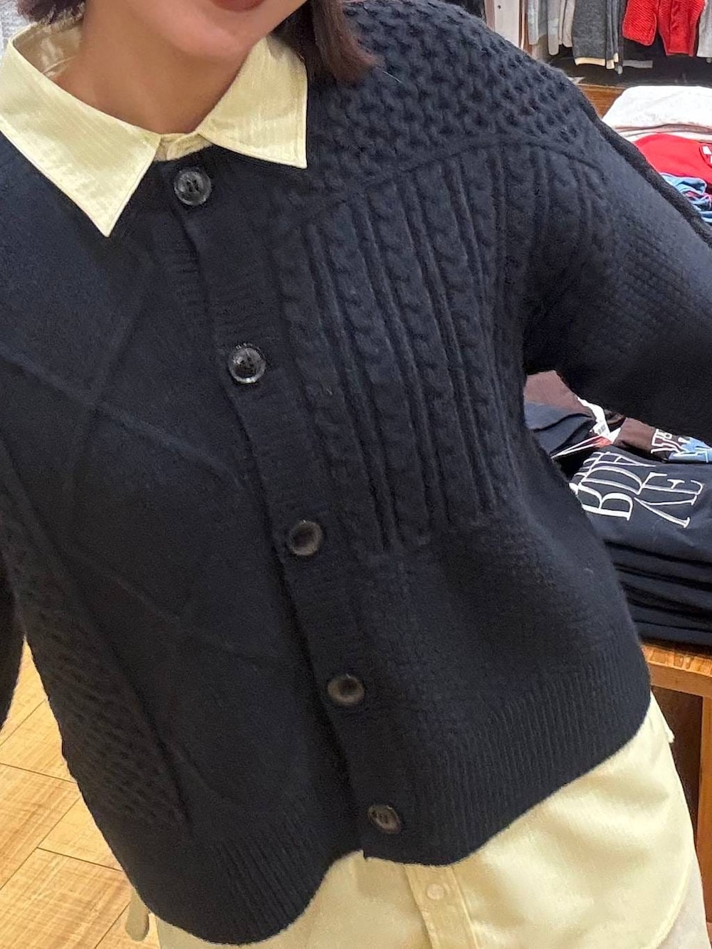 ベージュ系のデニムパンツ、イエロー系のシャツ/ブラウス、ブルー系のカーディガン/ボレロを着用したレディースの冬コーディネートの4枚目の写真