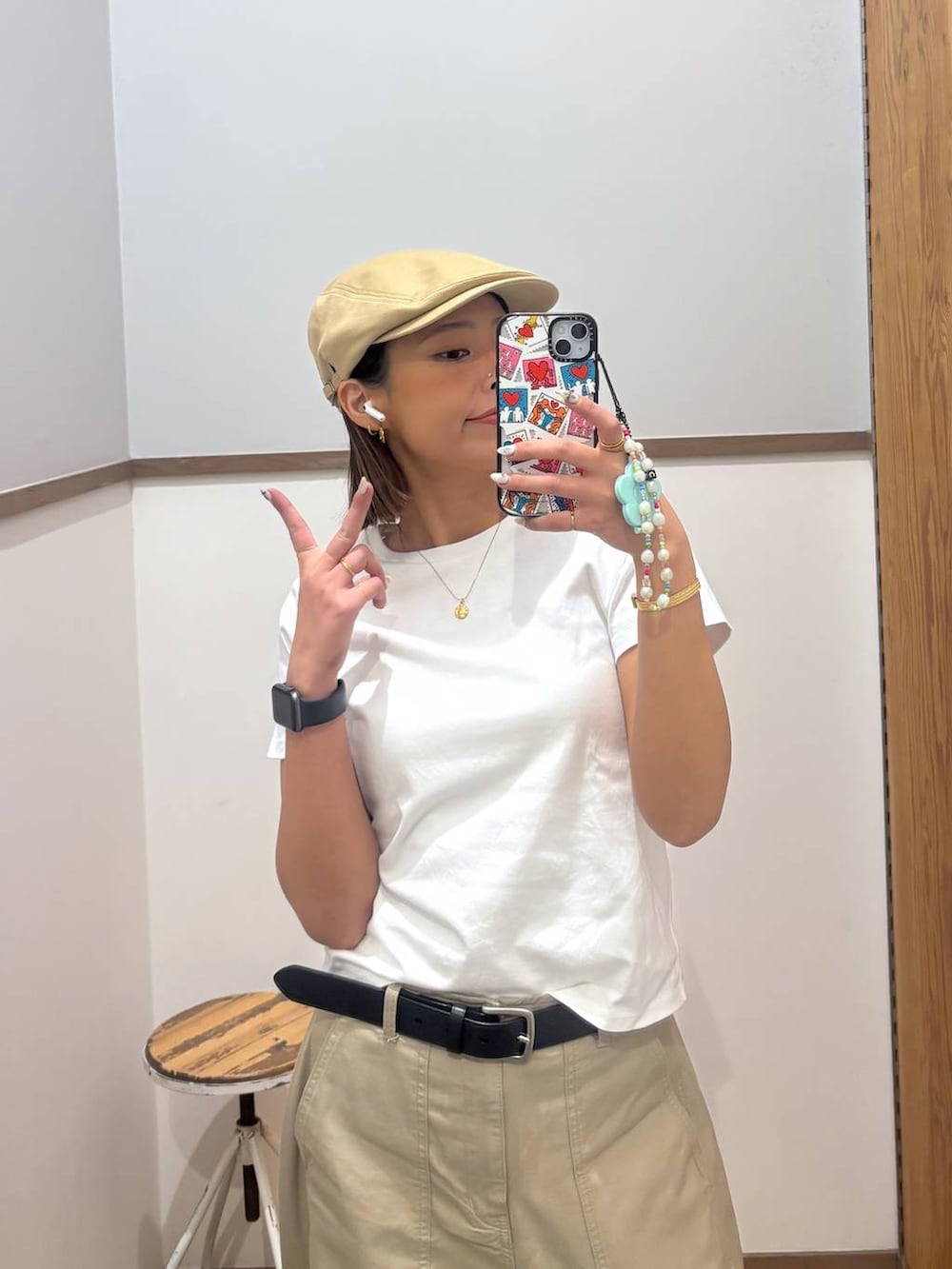 ブラウン系のその他パンツ、ブラック系のTシャツ/カットソーを着用したレディースの春コーディネートの6枚目の写真