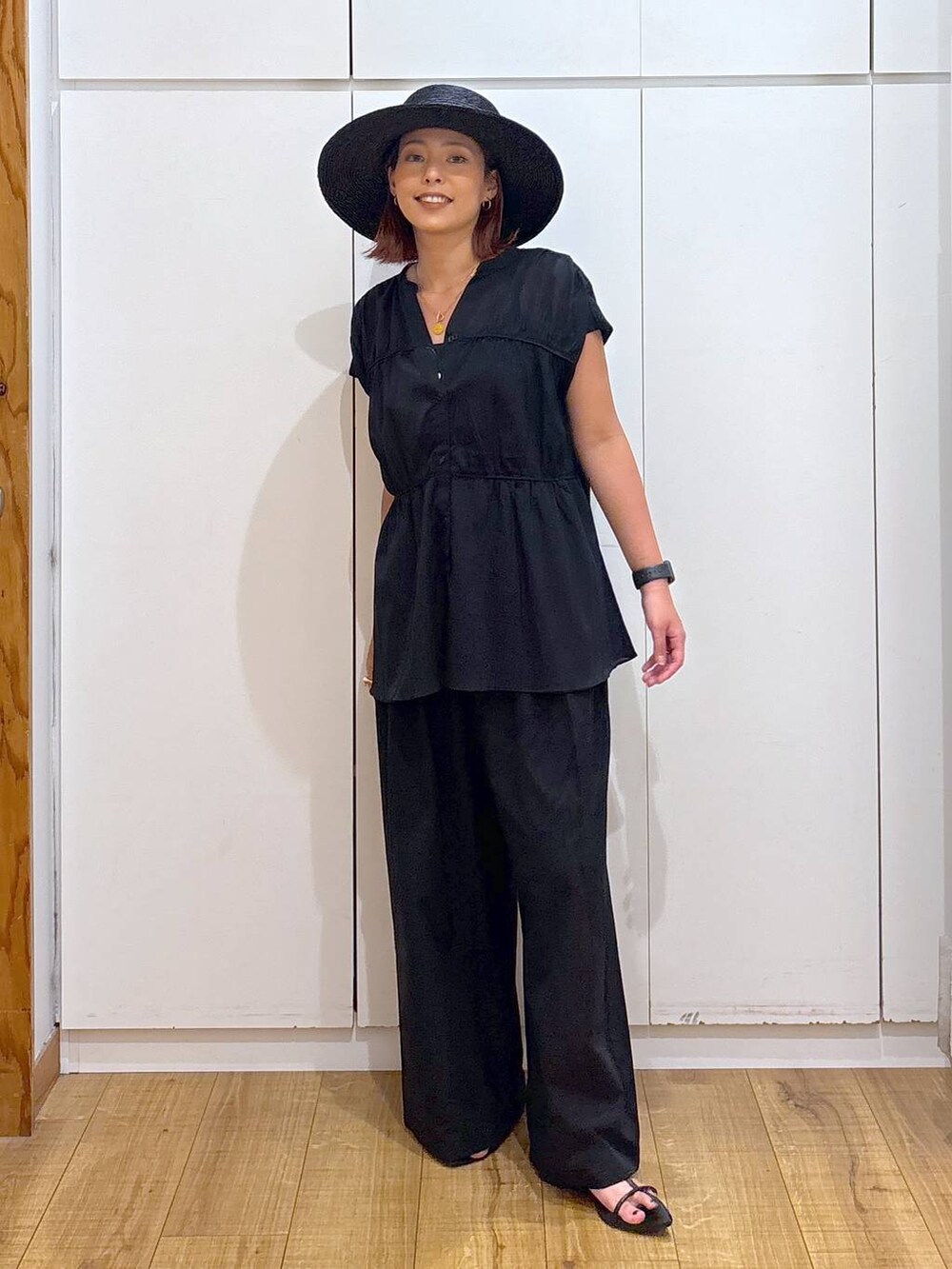 ブラック系のサンダル、ブラック系のその他パンツ、ブラック系のシャツ/ブラウスを着用したレディースの夏コーディネートの4枚目の写真