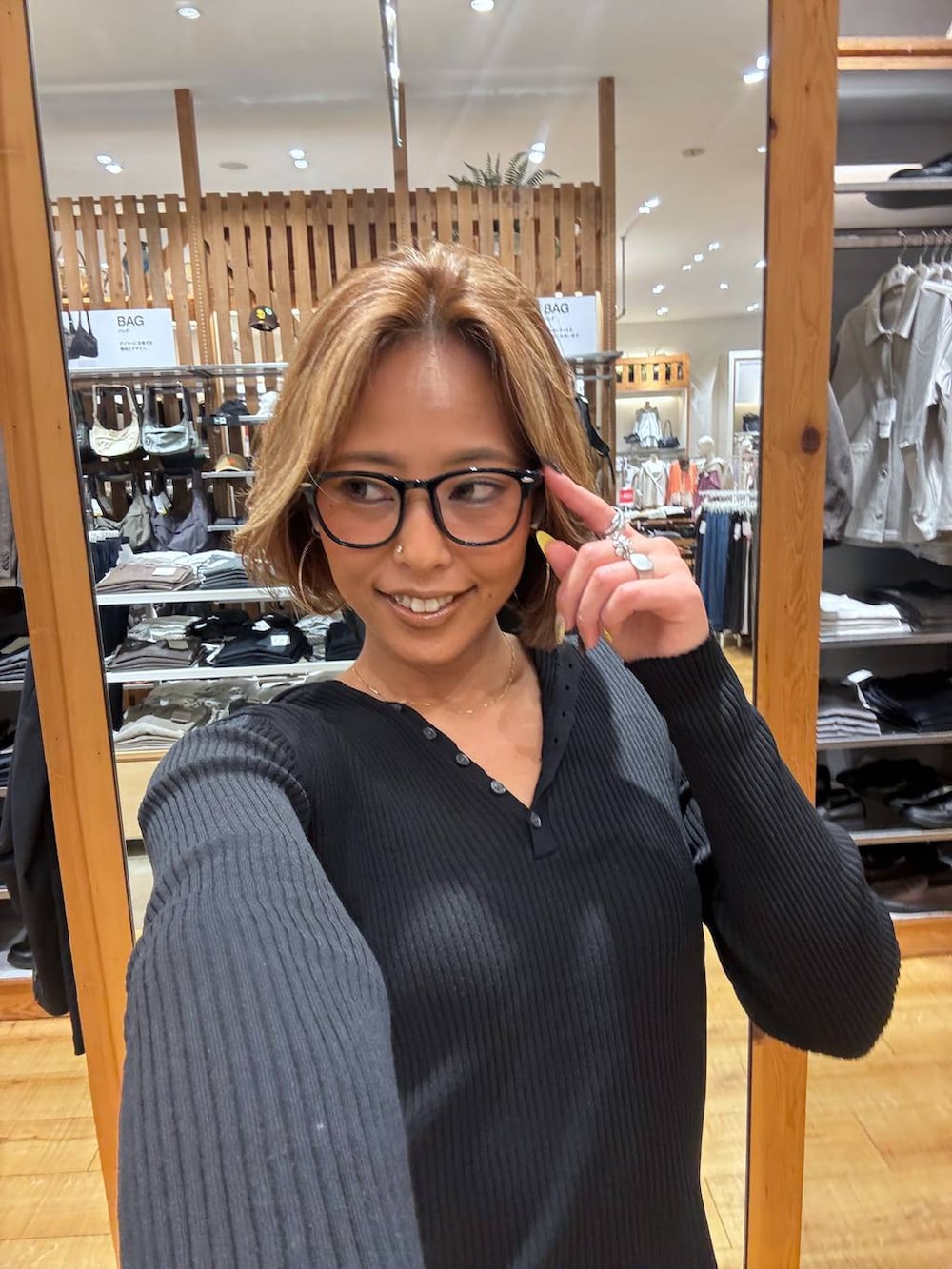 ブラック系のパーカー、グリーン系のその他パンツ、ブラック系のローファーを着用したレディースの秋コーディネートの7枚目の写真