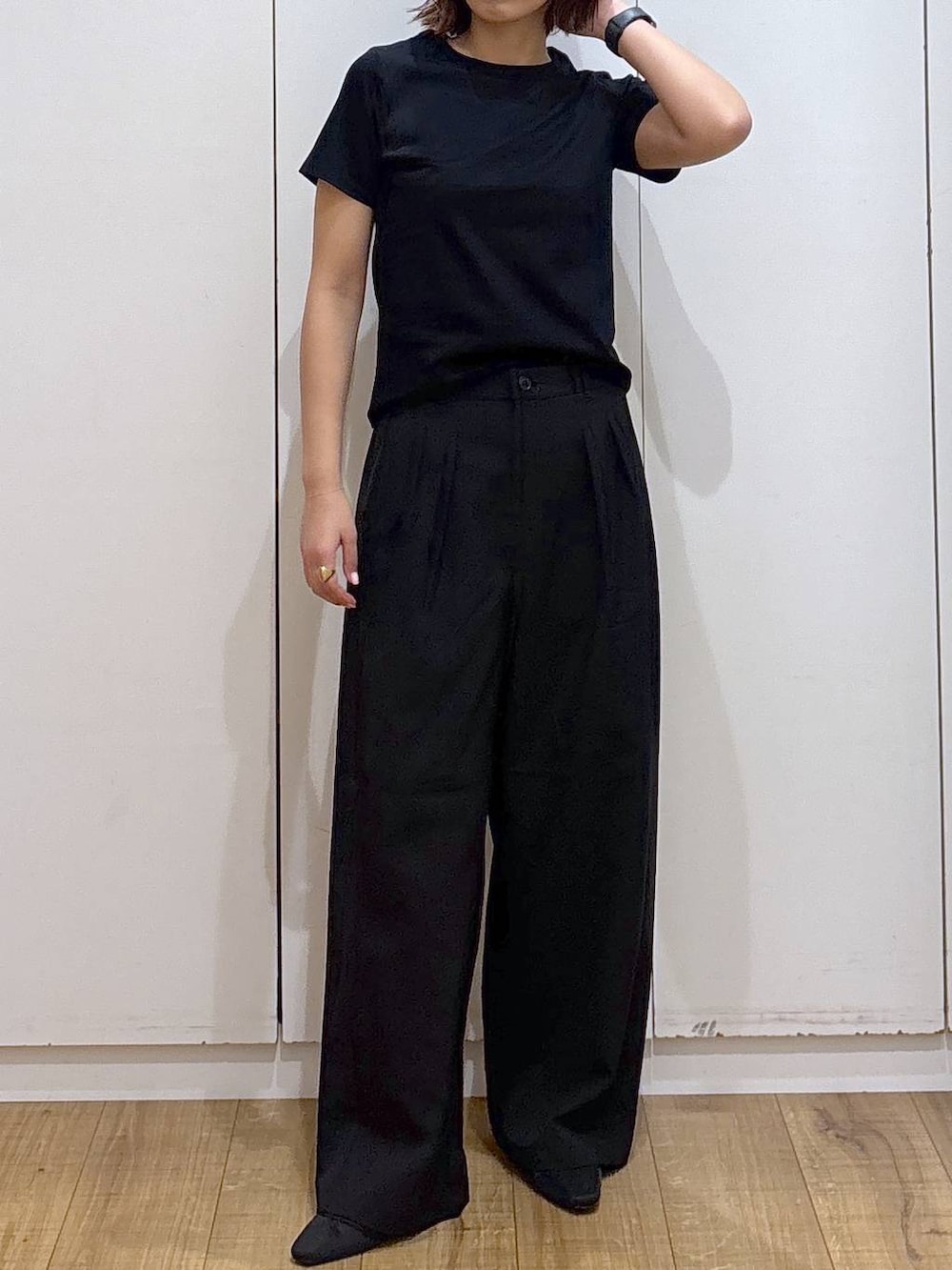 ブラック系のその他パンツ、ブラック系のTシャツ/カットソー、ブラック系のパンプスを着用したレディースの春コーディネートの2枚目の写真