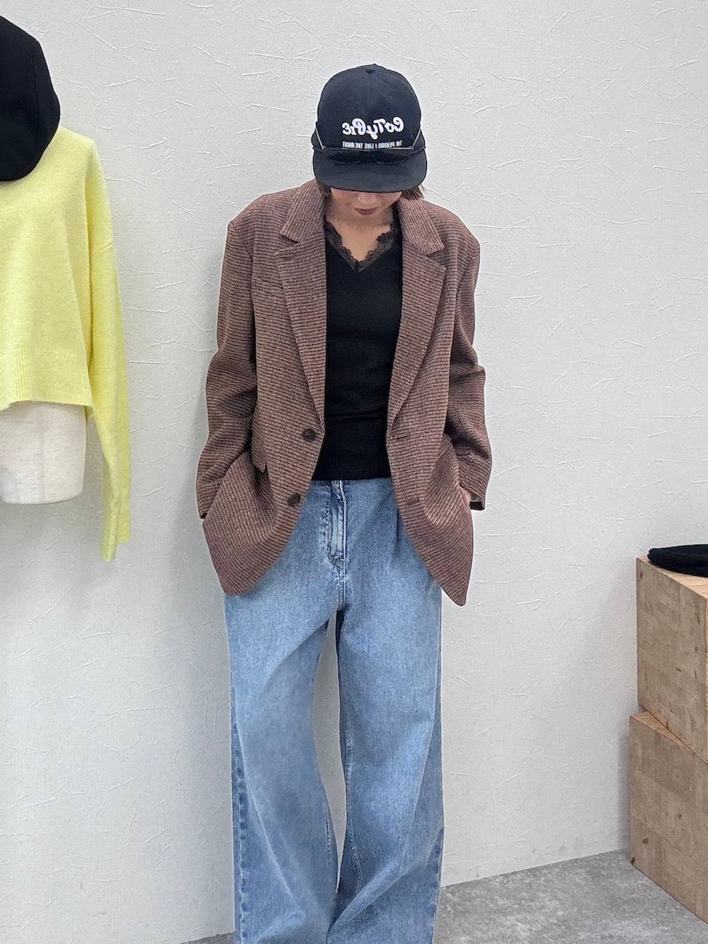 ブラウン系のローファー、ブラウン系のテーラードジャケット、ブラック系のTシャツ/カットソーを着用したレディースの秋コーディネートの6枚目の写真