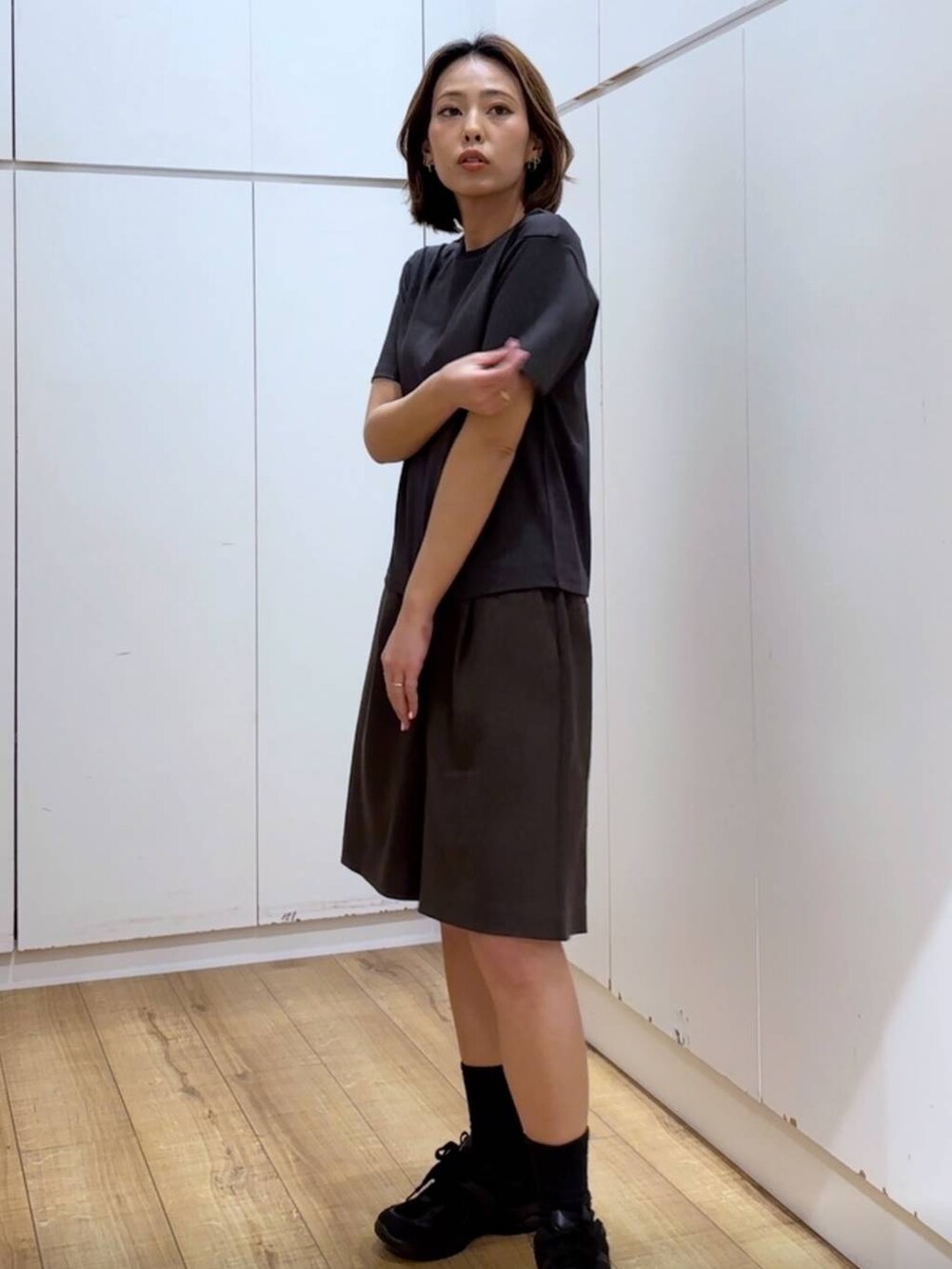 グレー系のTシャツ/カットソー、ベージュ系のその他パンツを着用したレディースの春コーディネートの3枚目の写真