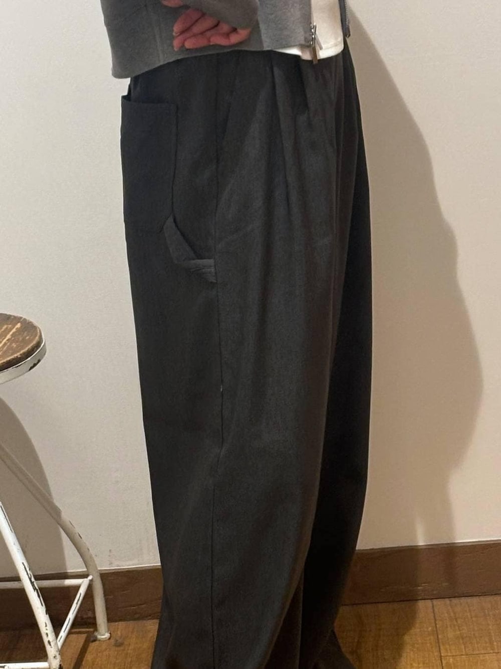 グレー系のその他パンツ、グレー系のカーディガン/ボレロ、シルバー系のピアス（両耳用）を着用したレディースの冬コーディネートの5枚目の写真