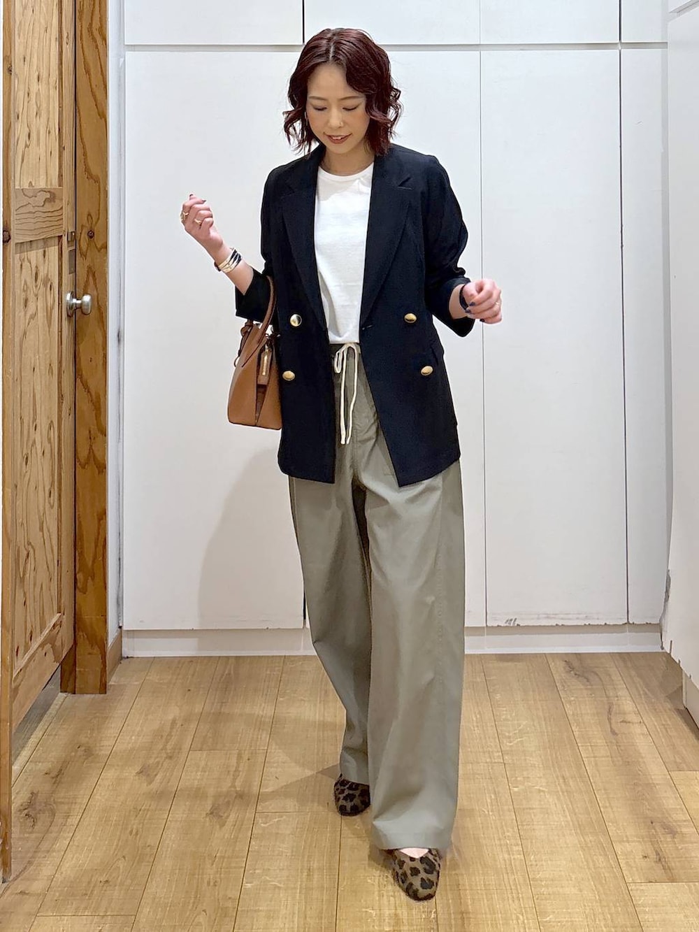 その他のパンプス、ブラウン系のショルダーバッグ、ブルー系のテーラードジャケットを着用したレディースの春コーディネートの6枚目の写真