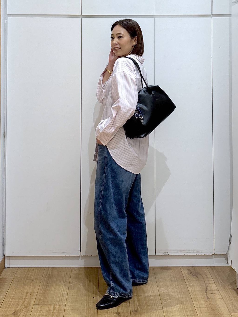 ブラック系のローファー、ブラック系のボストンバッグ、ピンク系のシャツ/ブラウスを着用したレディースの冬コーディネートの3枚目の写真