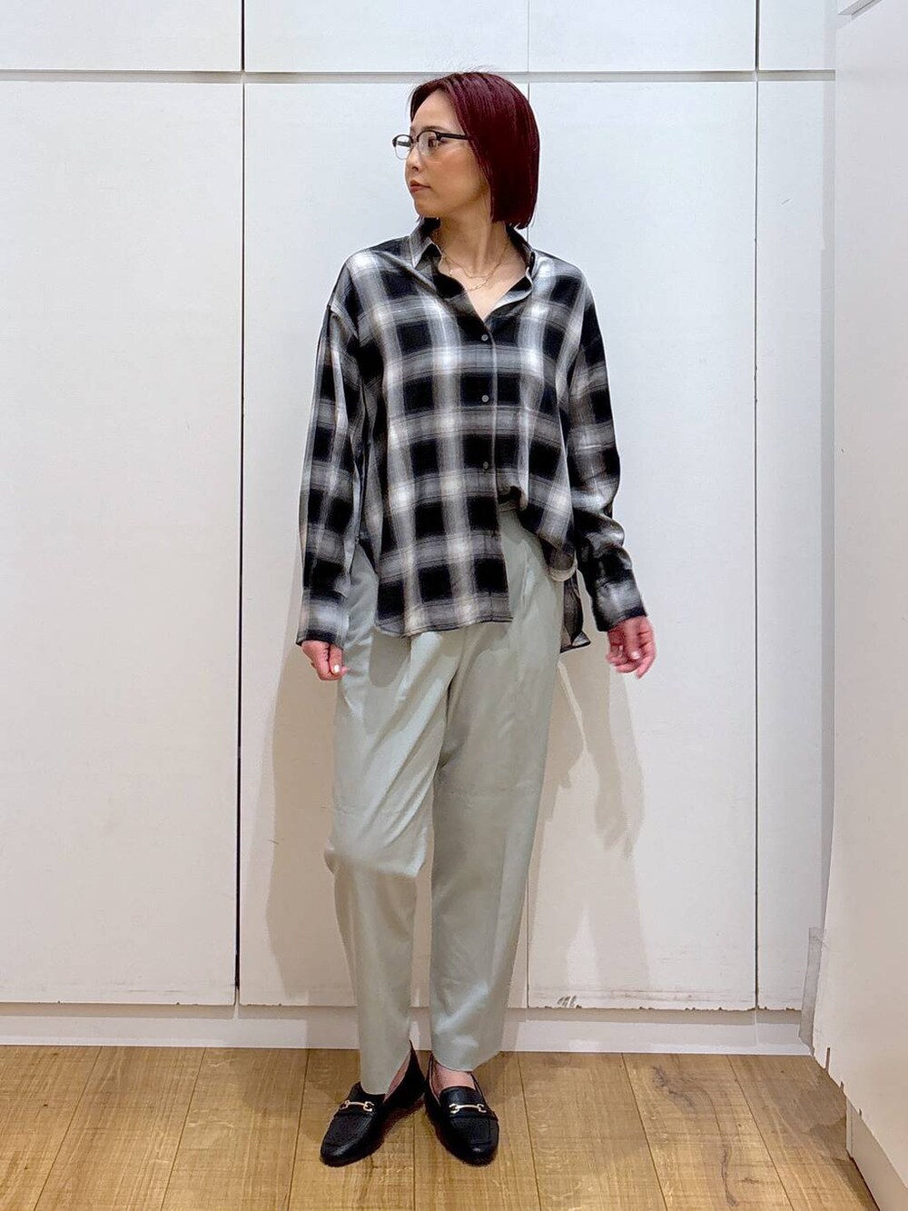 「ママコーデ、高見え、高身長、骨格ストレート、GLOBAL WORK、着痩せ・細見え、体型カバー」｜「GLOBAL WORKのサイズ拡大/らくっション撥水2WAYローファー/131468（ローファー、ブラック系）」を使った、ココさん（レディース・165cm）の春コーディネートの3枚目の写真