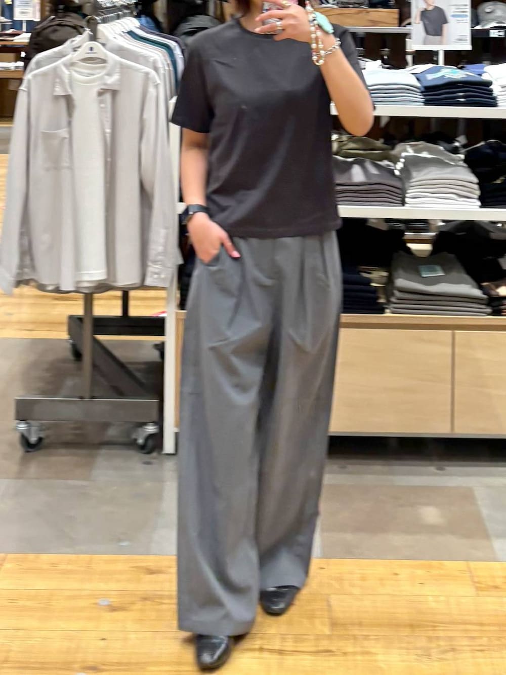ブラック系のローファー、グレー系のその他パンツ、グレー系のTシャツ/カットソーを着用したレディースの春コーディネートの2枚目の写真