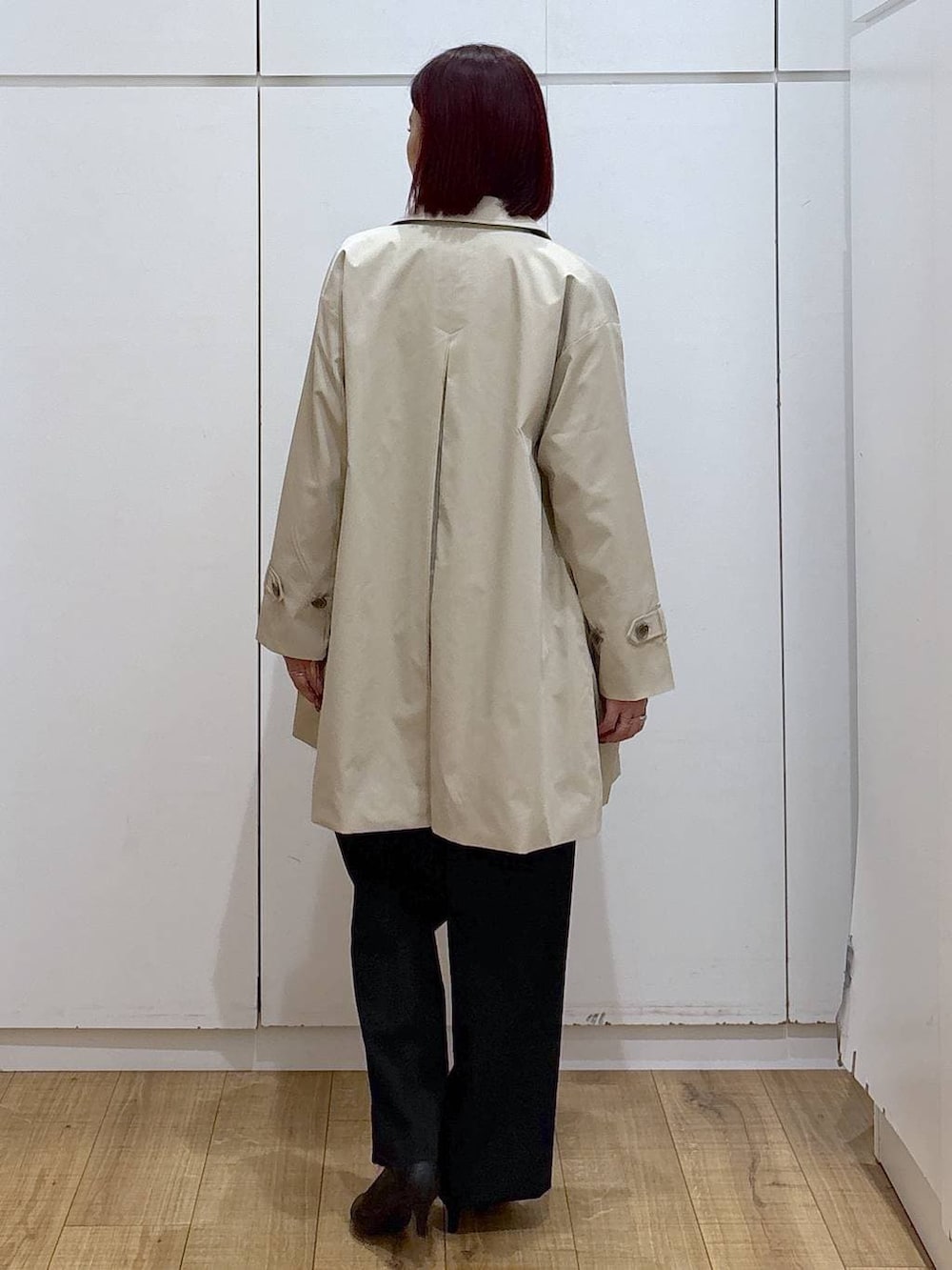 ブラック系のパンプス、ホワイト系のシャツ/ブラウス、ブラック系のスラックスを着用したレディースの春コーディネートの6枚目の写真