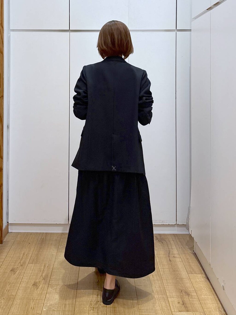 ブラック系のローファー、ブラック系のテーラードジャケット、ブラック系のTシャツ/カットソーを着用したレディースの秋コーディネートの3枚目の写真