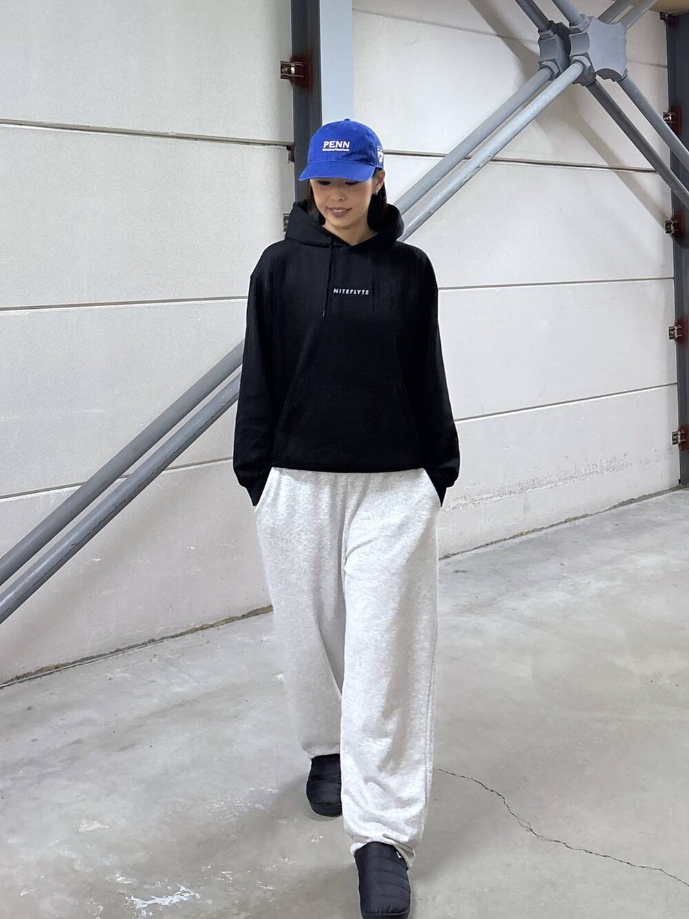 ホワイト系のTシャツ/カットソー、ブラック系のTシャツ/カットソー、ブルー系のハットを着用したレディースの冬コーディネートの5枚目の写真