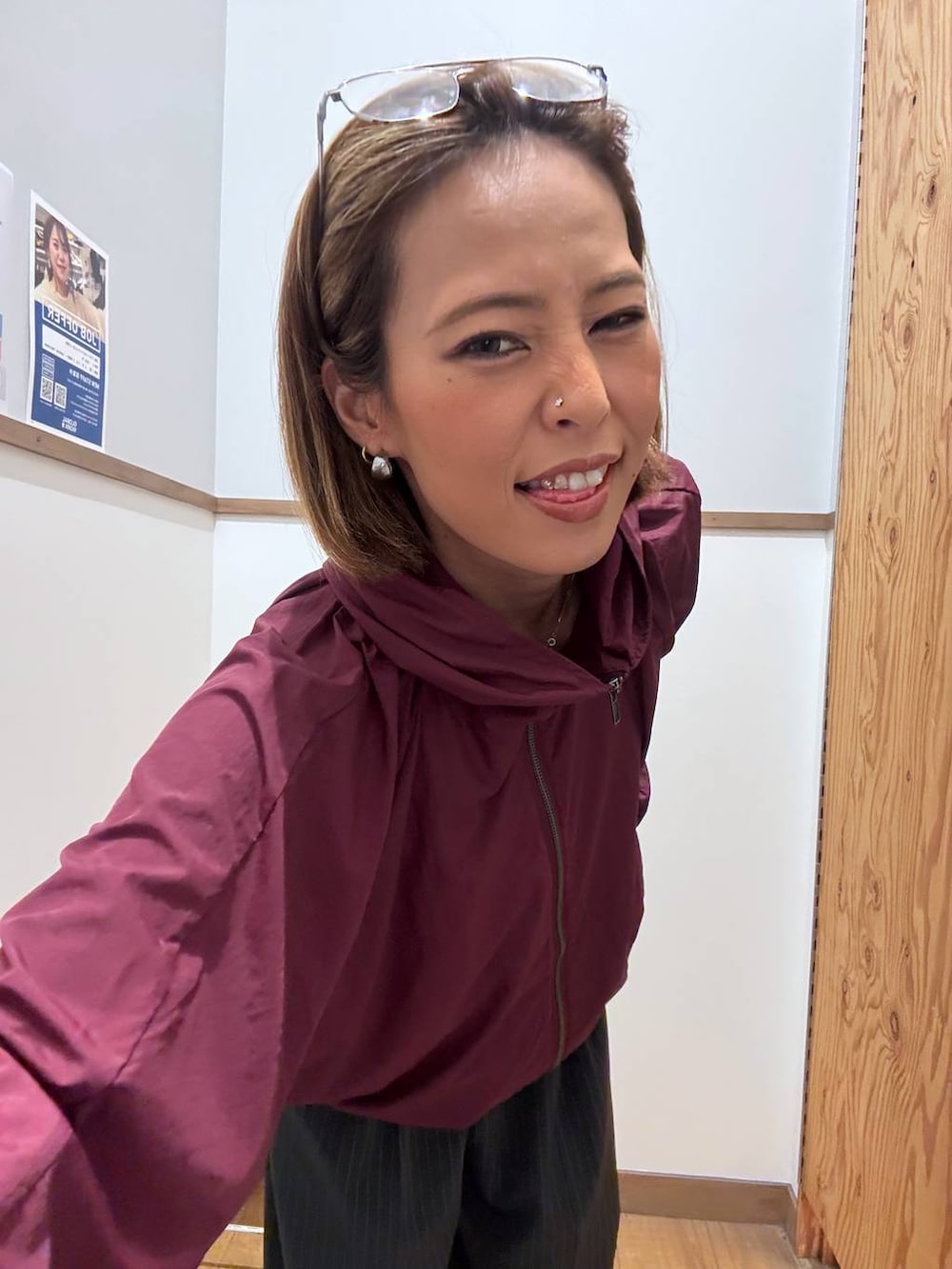 グレー系のその他パンツ、レッド系のブルゾンを着用したレディースの秋コーディネートの2枚目の写真