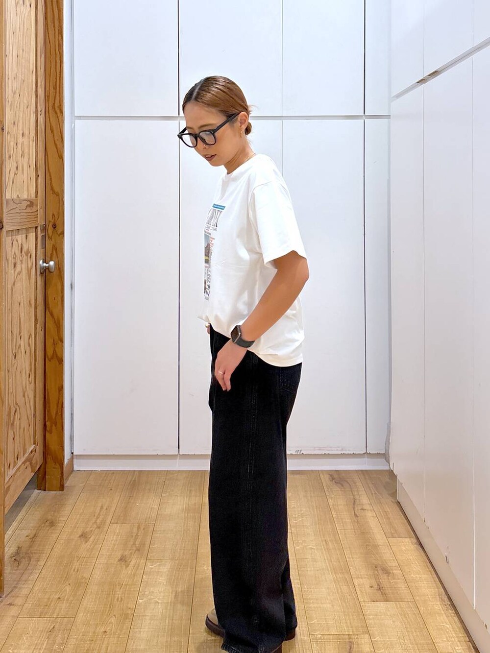 ベージュ系のテーラードジャケット、ブラック系のデニムパンツ、ベージュ系のローファーを着用したレディースの秋コーディネートの6枚目の写真