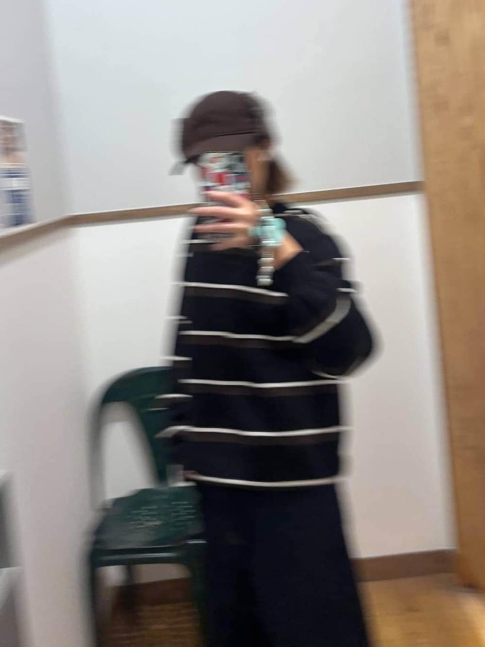 ブラック系のデニムパンツを着用したレディースの冬コーディネートの5枚目の写真