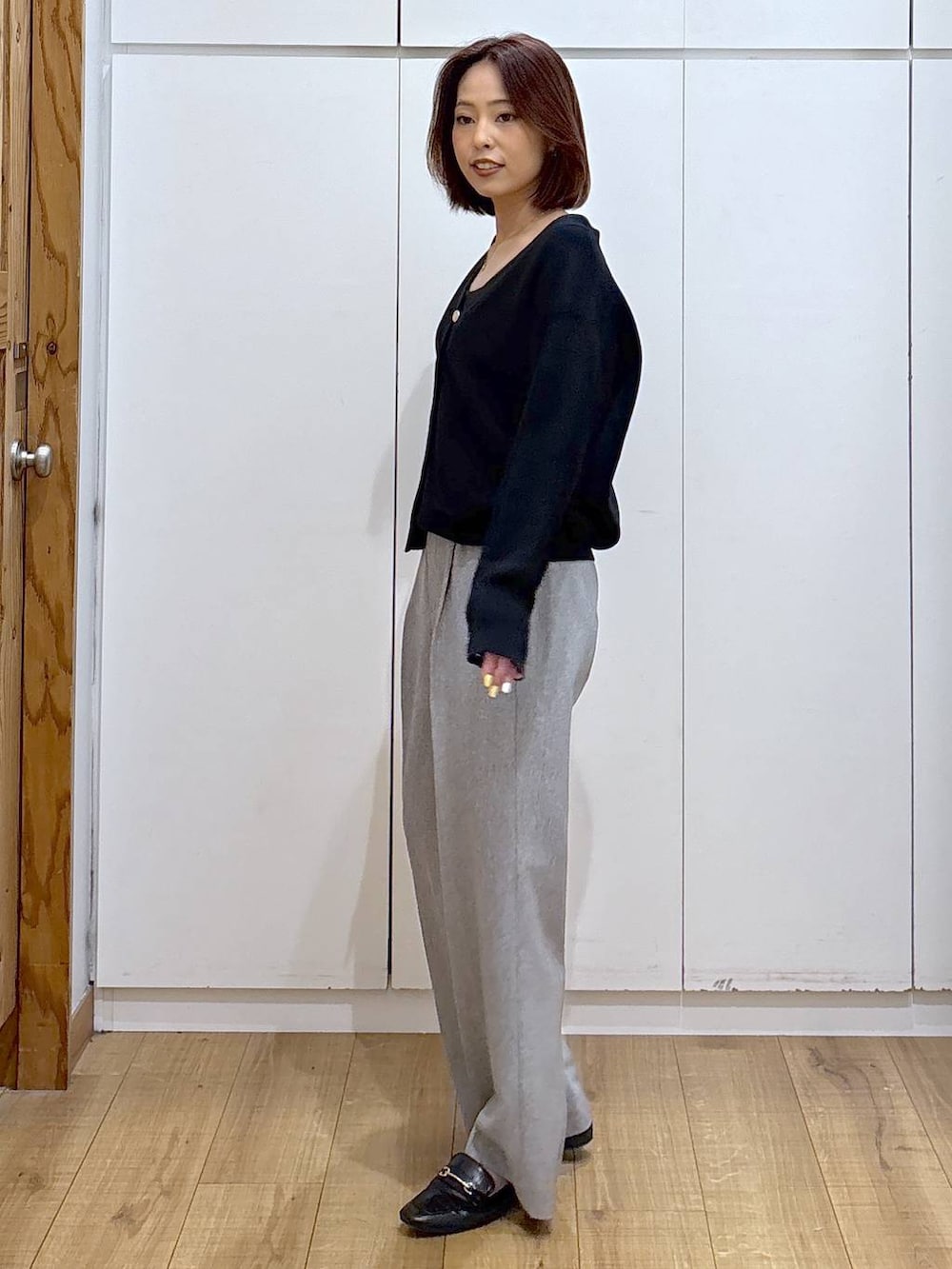 ブラック系のローファー、グレー系のその他パンツ、ブラック系のカーディガン/ボレロを着用したレディースの春コーディネートの4枚目の写真
