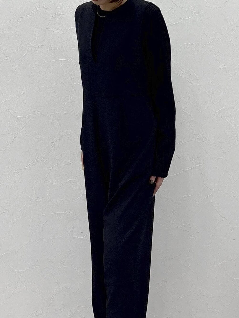 ブラック系のTシャツ/カットソー、ブラック系のサロペット/オーバーオール、ゴールド系のピアス（両耳用）を着用したレディースの冬コーディネートの6枚目の写真