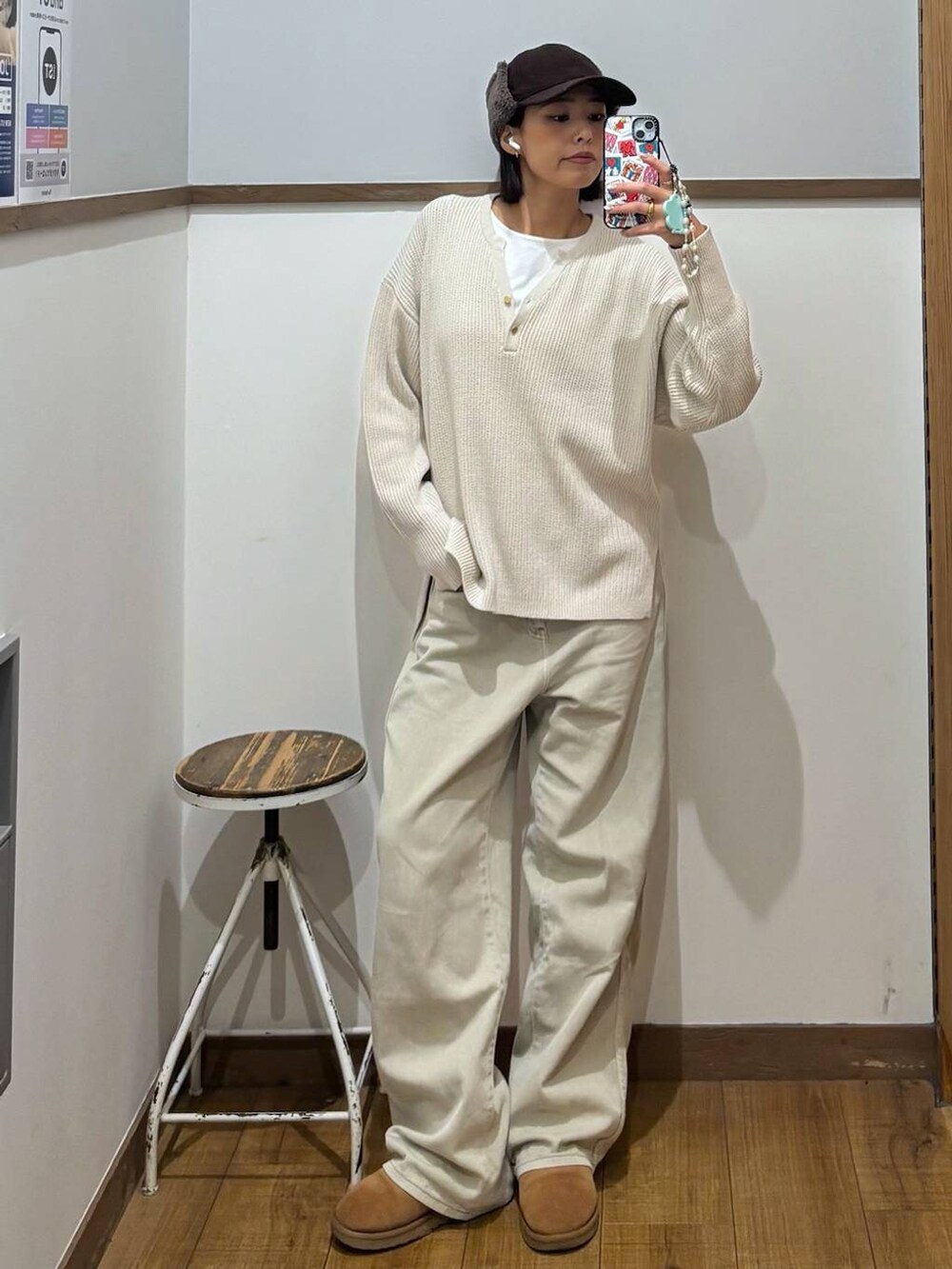 ベージュ系のデニムパンツ、ホワイト系のTシャツ/カットソー、ベージュ系のニット/セーターを着用したレディースの秋コーディネートの4枚目の写真