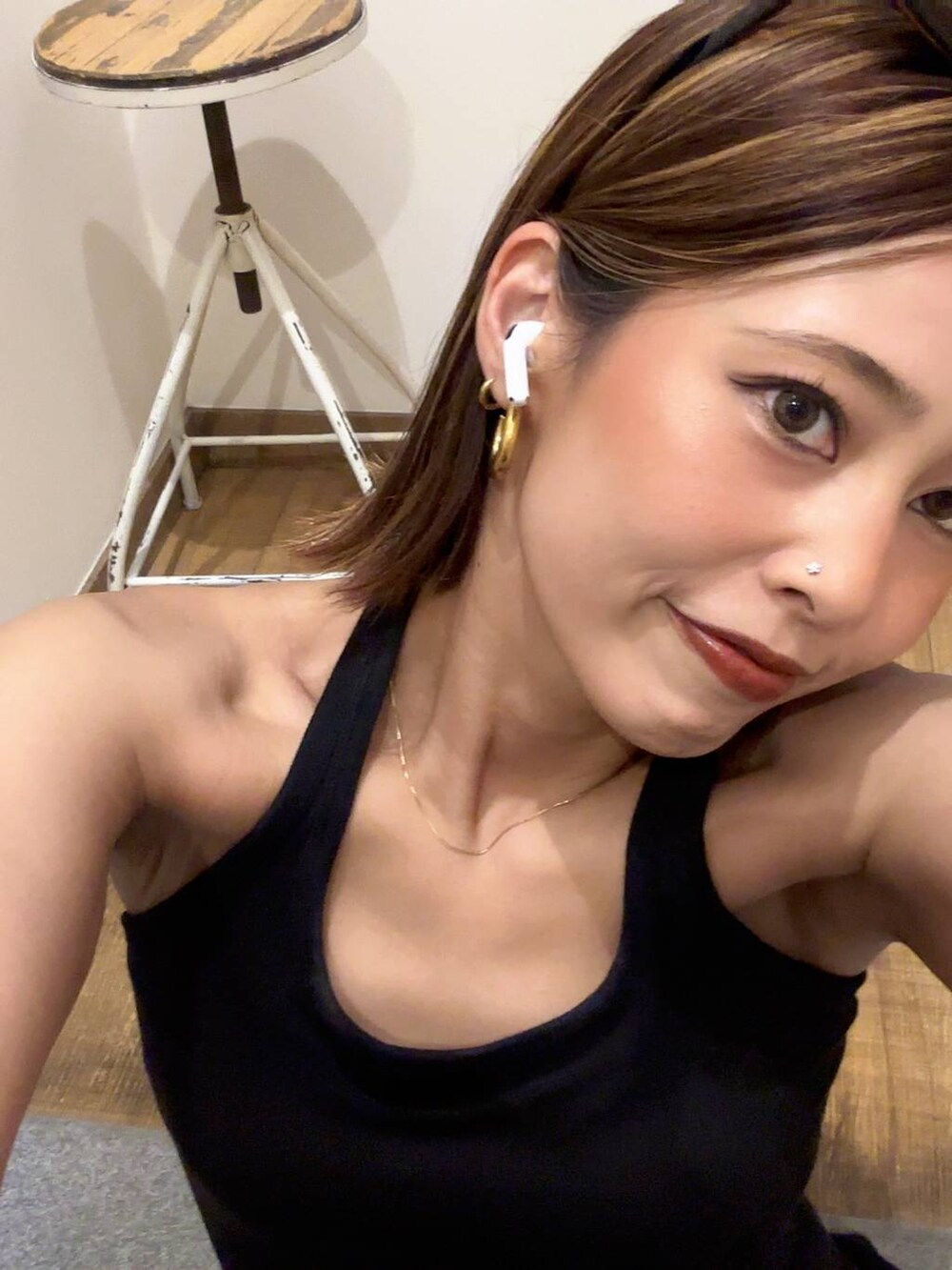 ブラック系のその他パンツ、ブラック系のカーディガン/ボレロ、ブラック系のサンダルを着用したレディースの春コーディネートの6枚目の写真