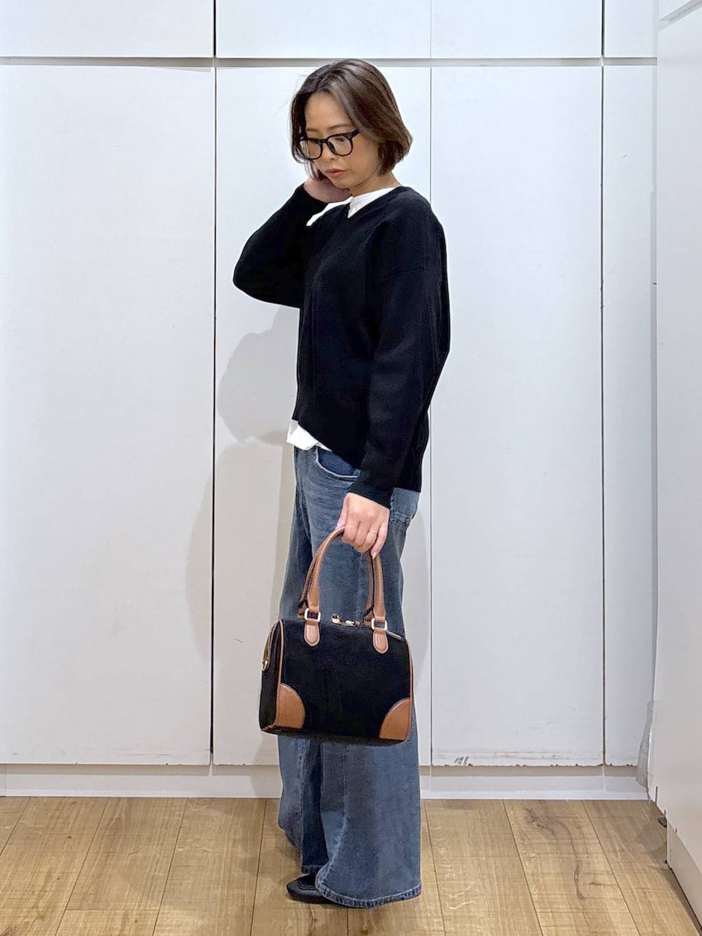 ブラック系のローファー、ブラック系のスウェット、グレー系のサロペット/オーバーオールを着用したレディースの秋コーディネートの3枚目の写真