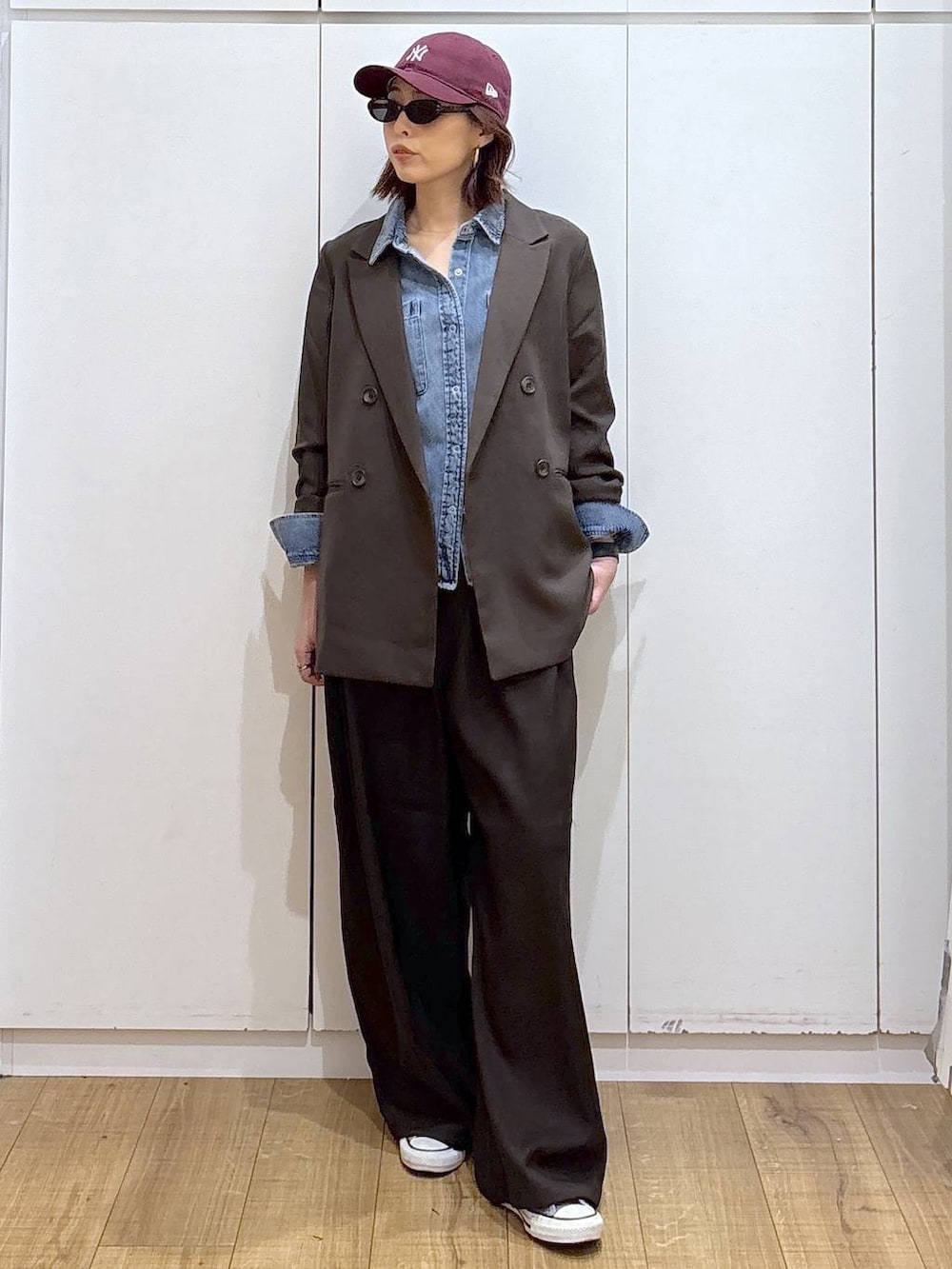 ブラウン系のテーラードジャケット、ブルー系のシャツ/ブラウス、ブラウン系のその他パンツを着用したレディースの春コーディネートの6枚目の写真